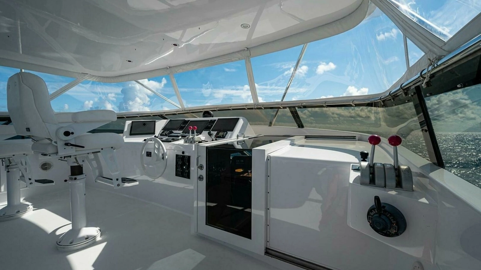 Spacious Pilothouse with Panoramic Views