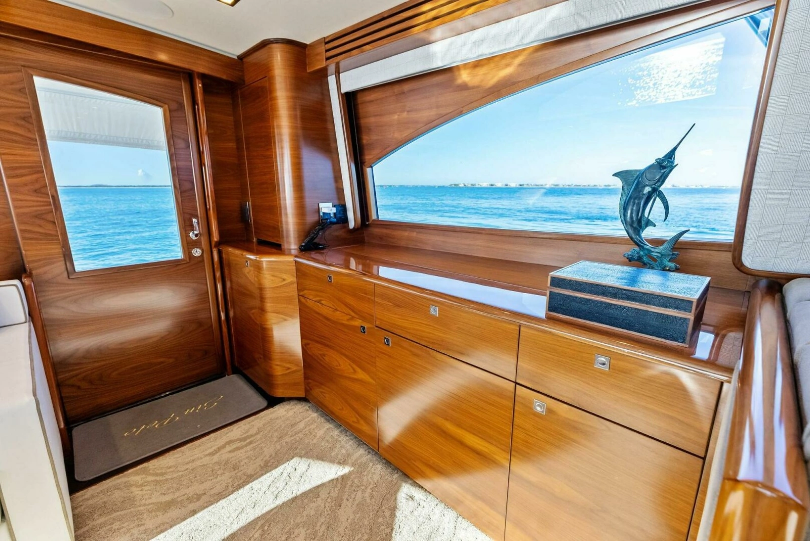 2023 Viking 64 Convertible- SIN PELO- Salon