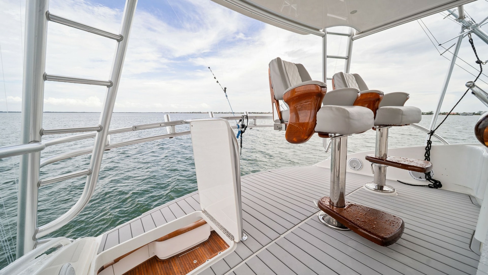 Flybridge with Helm Seating