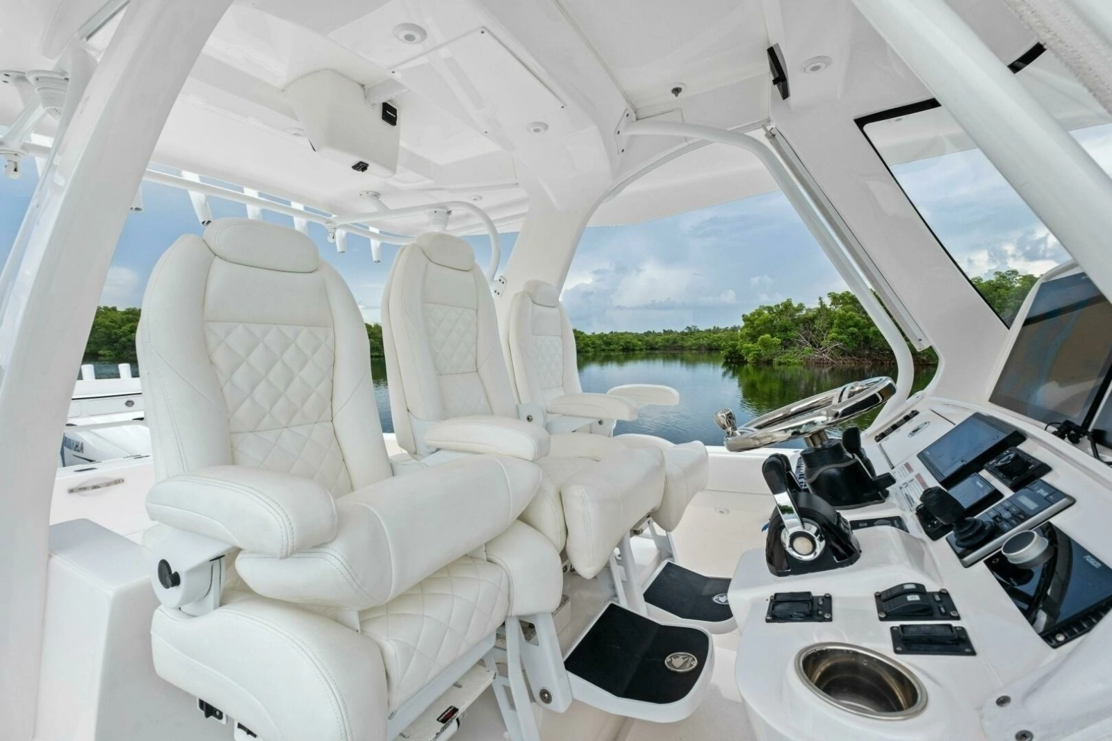 2020 Intrepid 400 CC - Helm