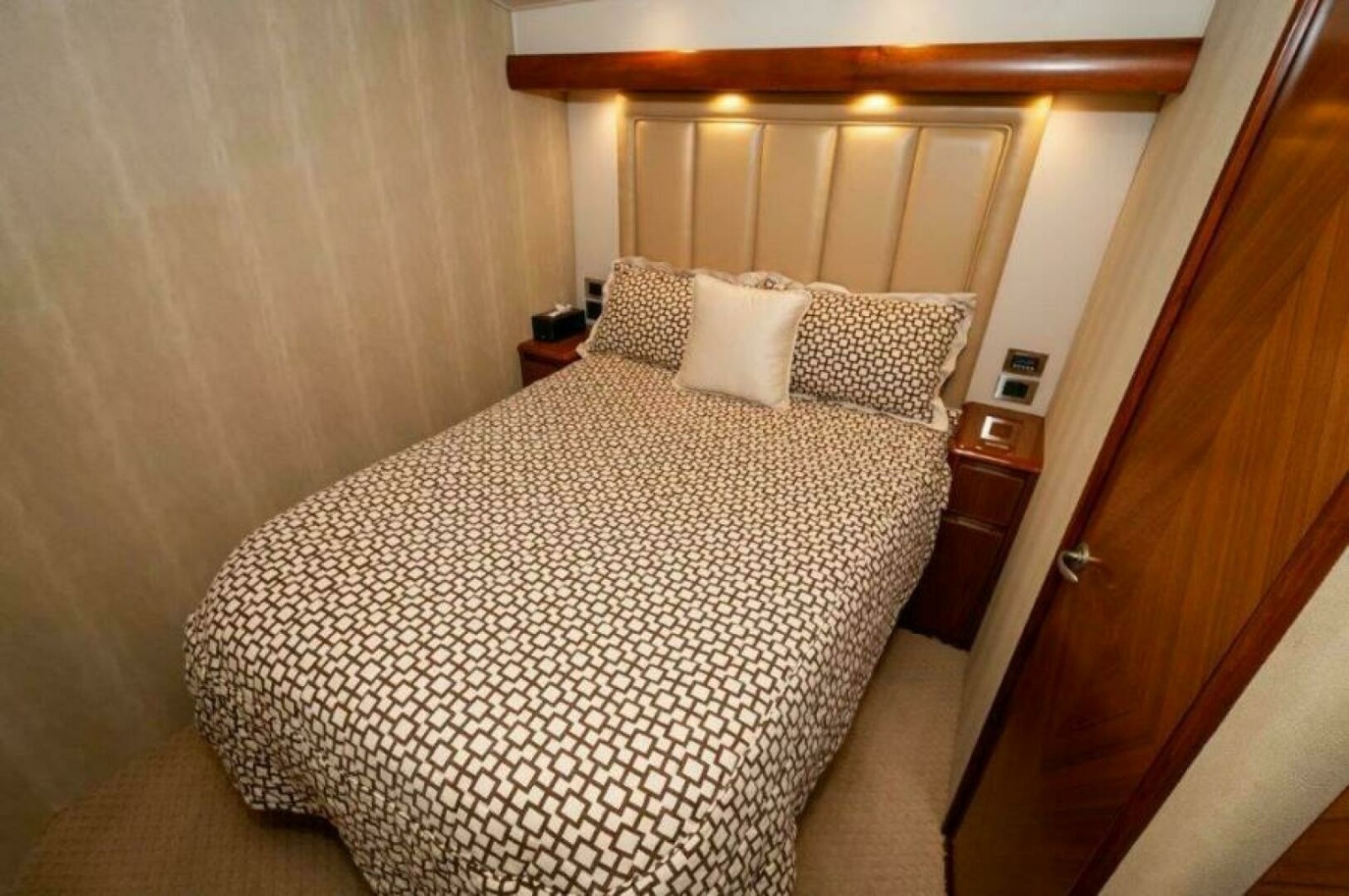2012 76 Viking Sky Bridge Barefoot Drive VIP Stateroom (4)