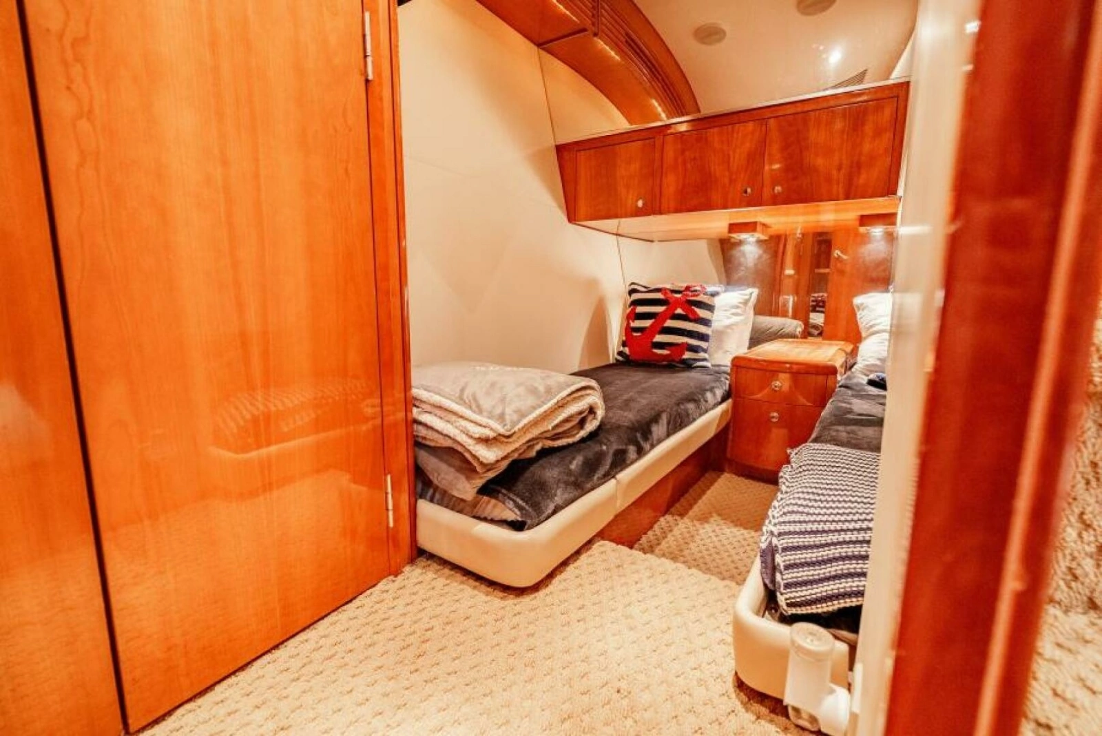 2004 Hatteras 54 Convertible photo 26