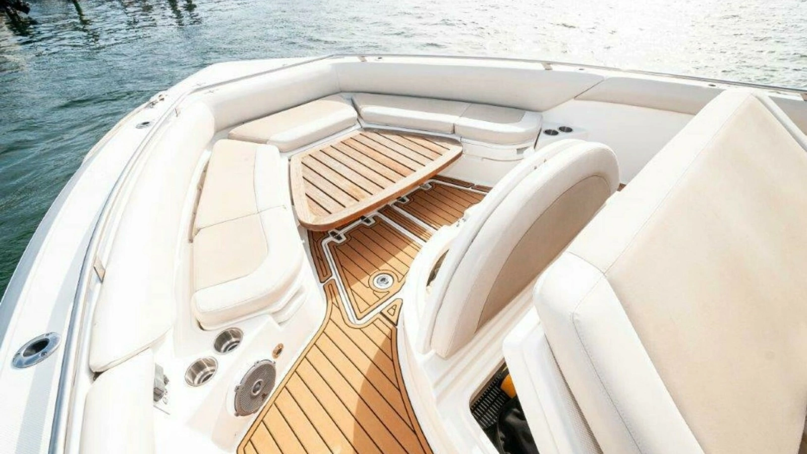 2018 42 Boston Whaler 420 Outrage The Tyder II Bow (5)