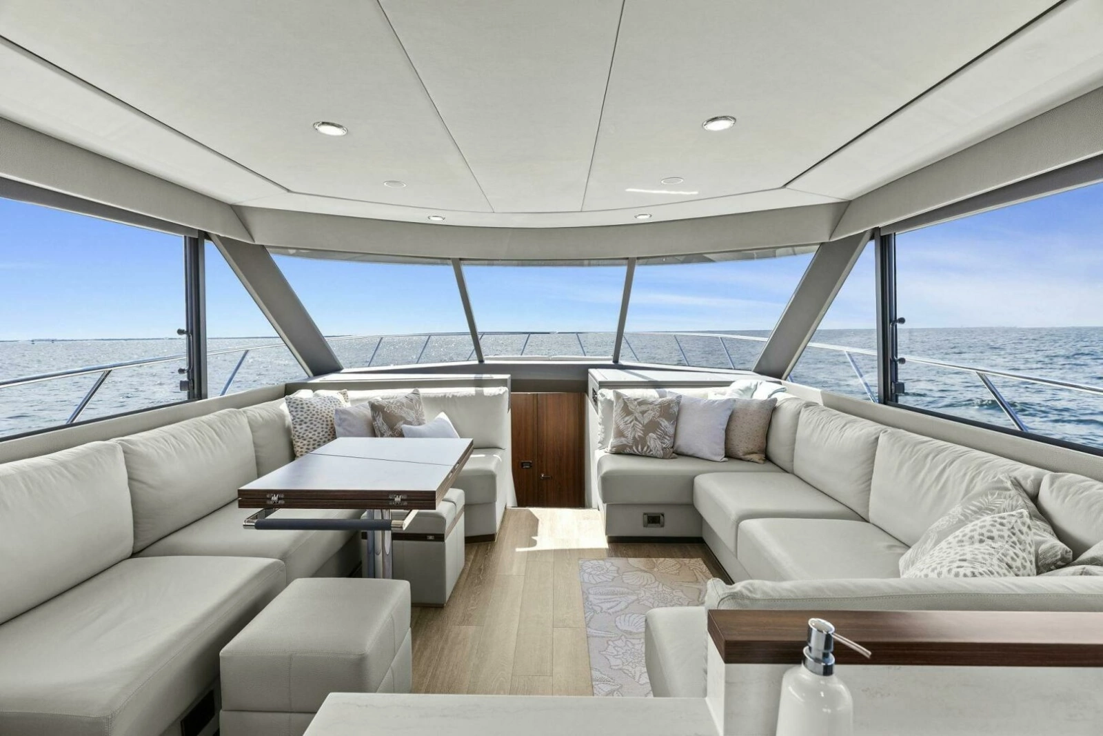 2025 Maritimo M600 - Salon