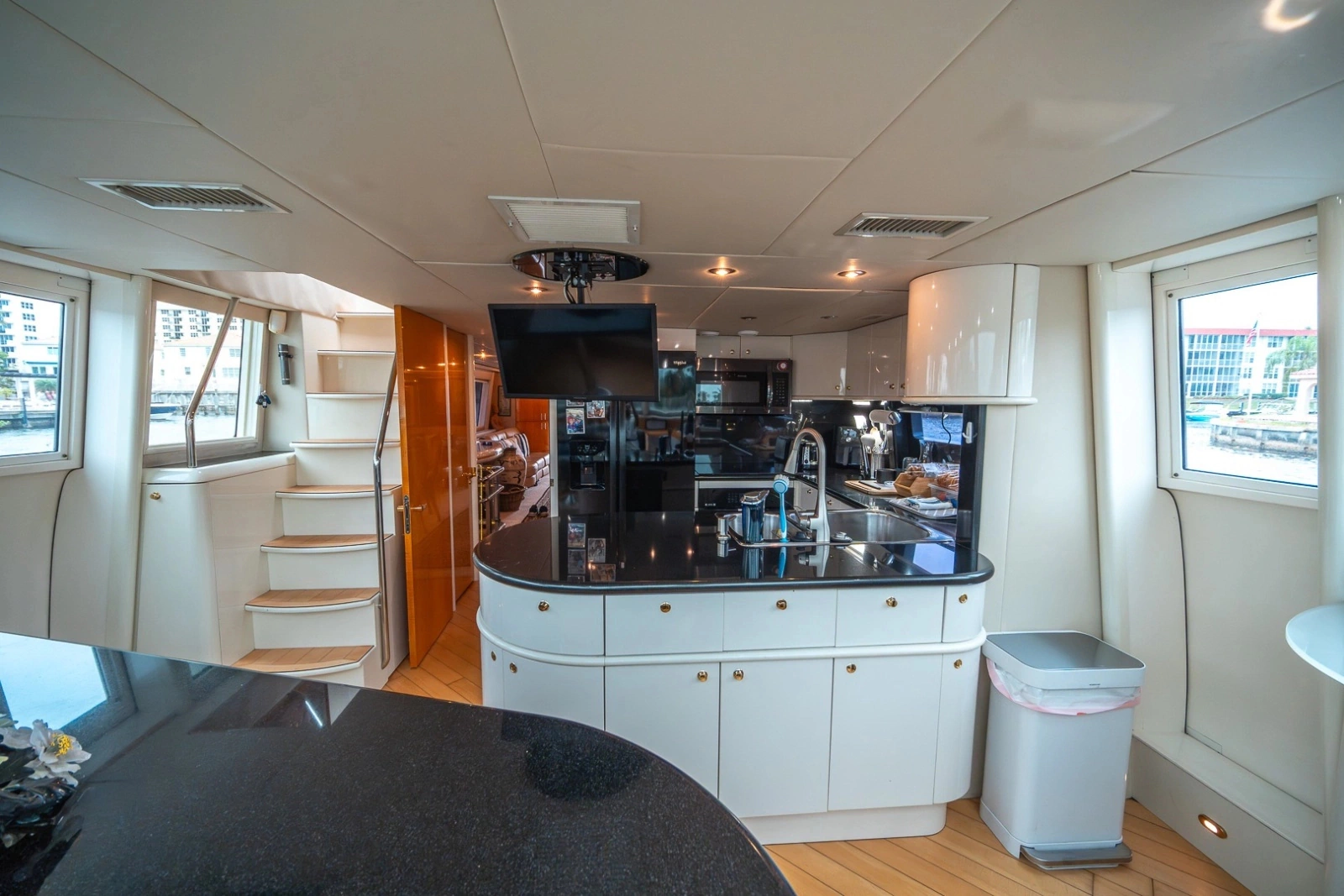 2000 Lazzara Yachts Skylounge