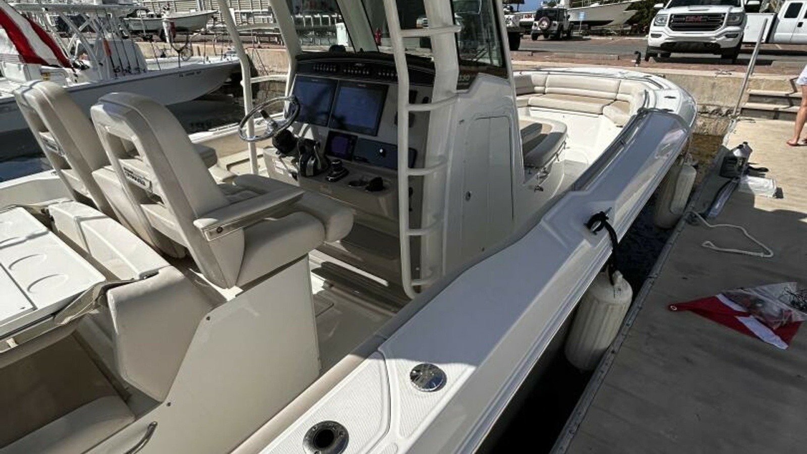 33' 2017 Boston Whaler 330 Outrage