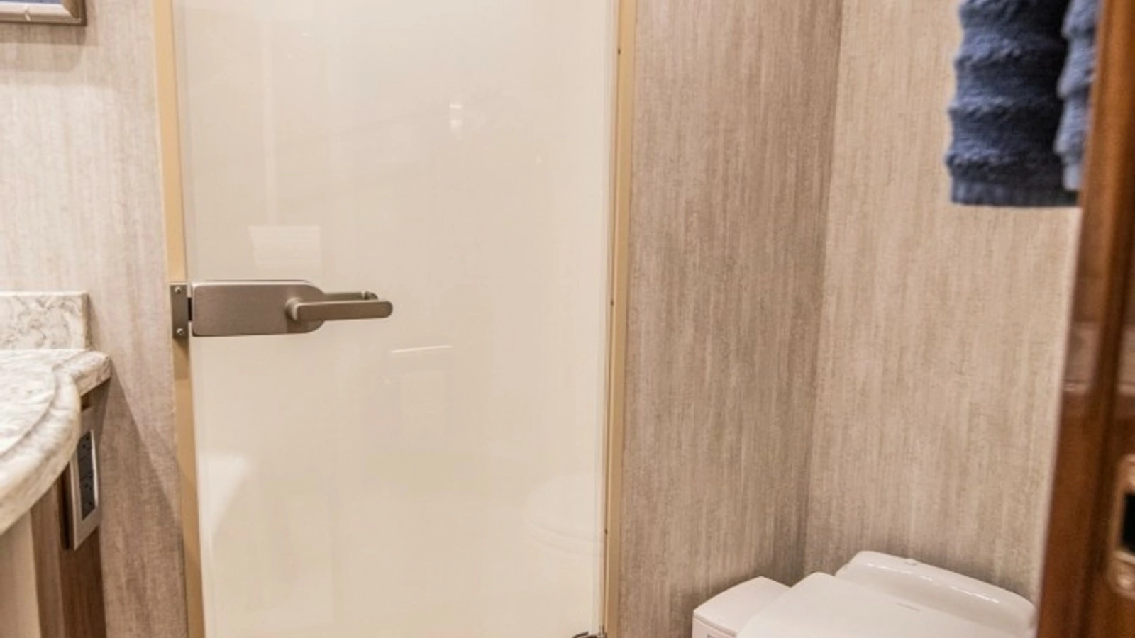 Elegant En-Suite Bathroom