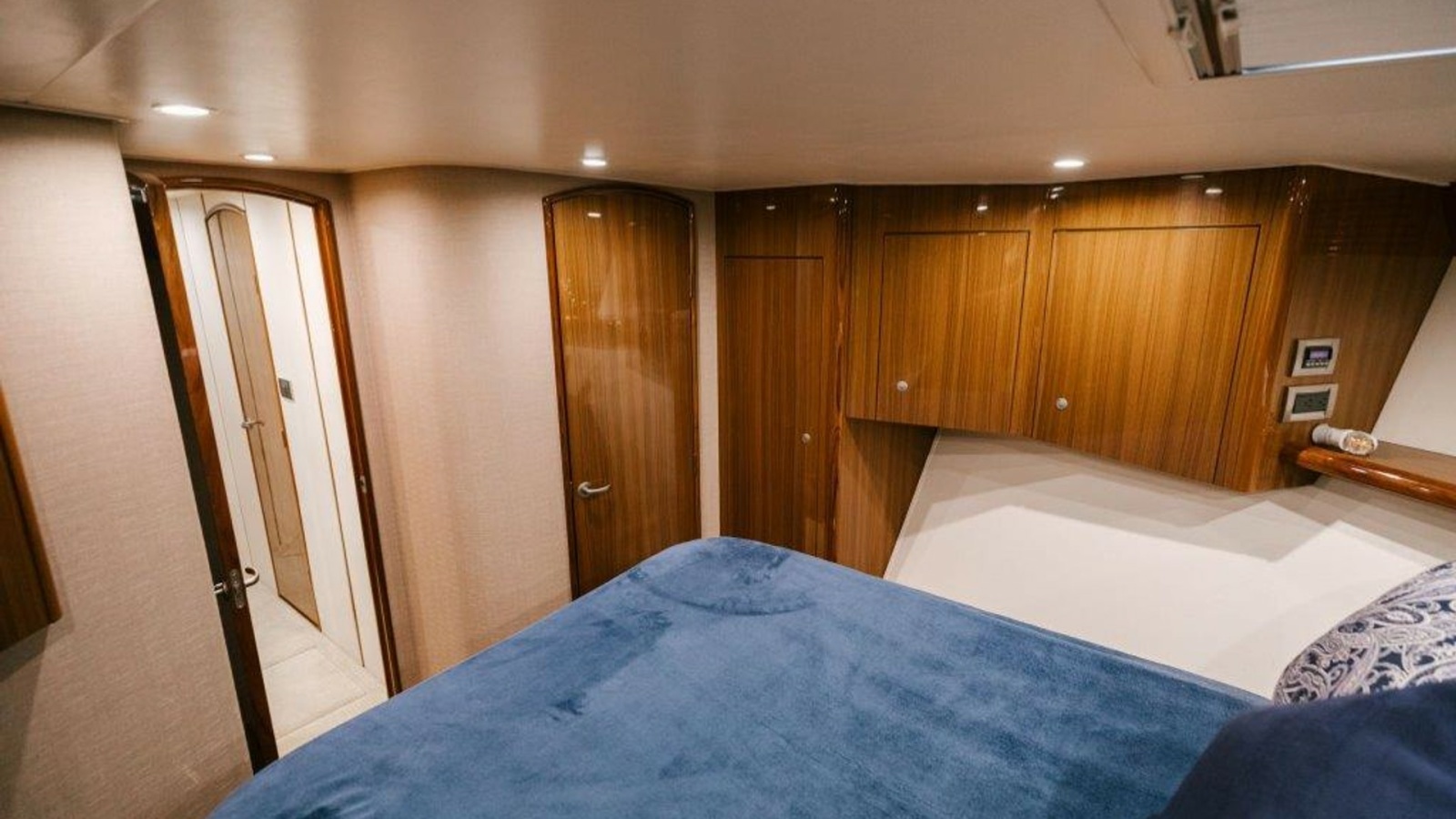 2007 64 Viking CNV Evil Eyes Forward Stateroom (4)