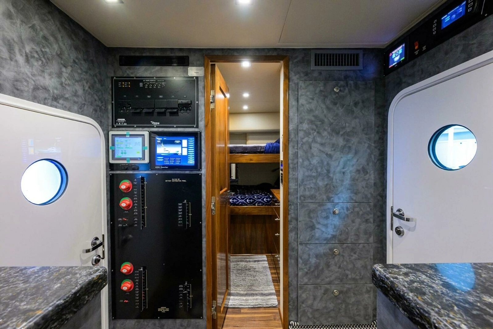 Viking 92 CHINA TIME - Crew Quartres