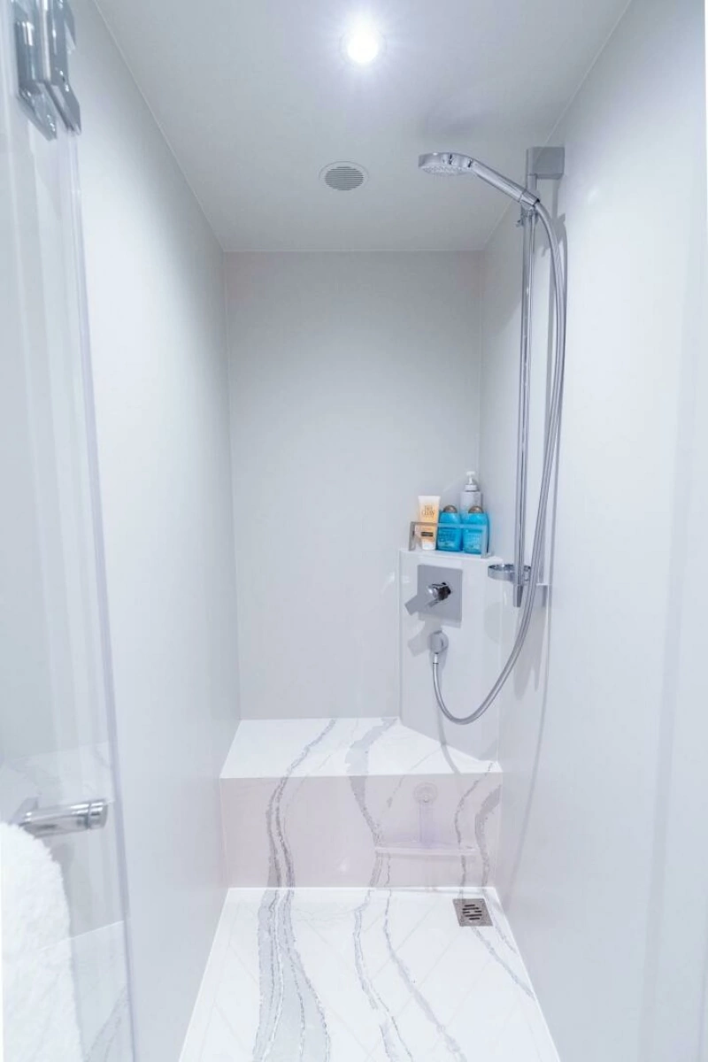 Horizon FD80 SHERI LYNN - VIP Stateroom Ensuite Head