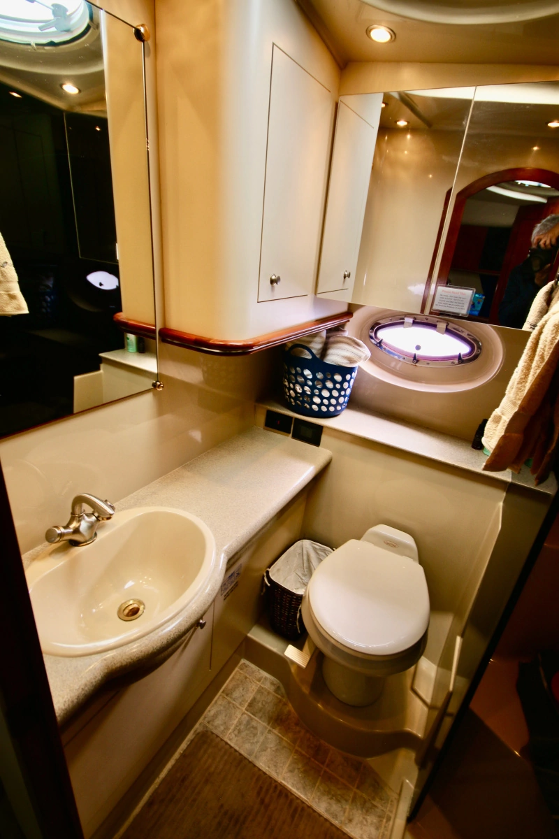 2004 Cruisers Yachts 370