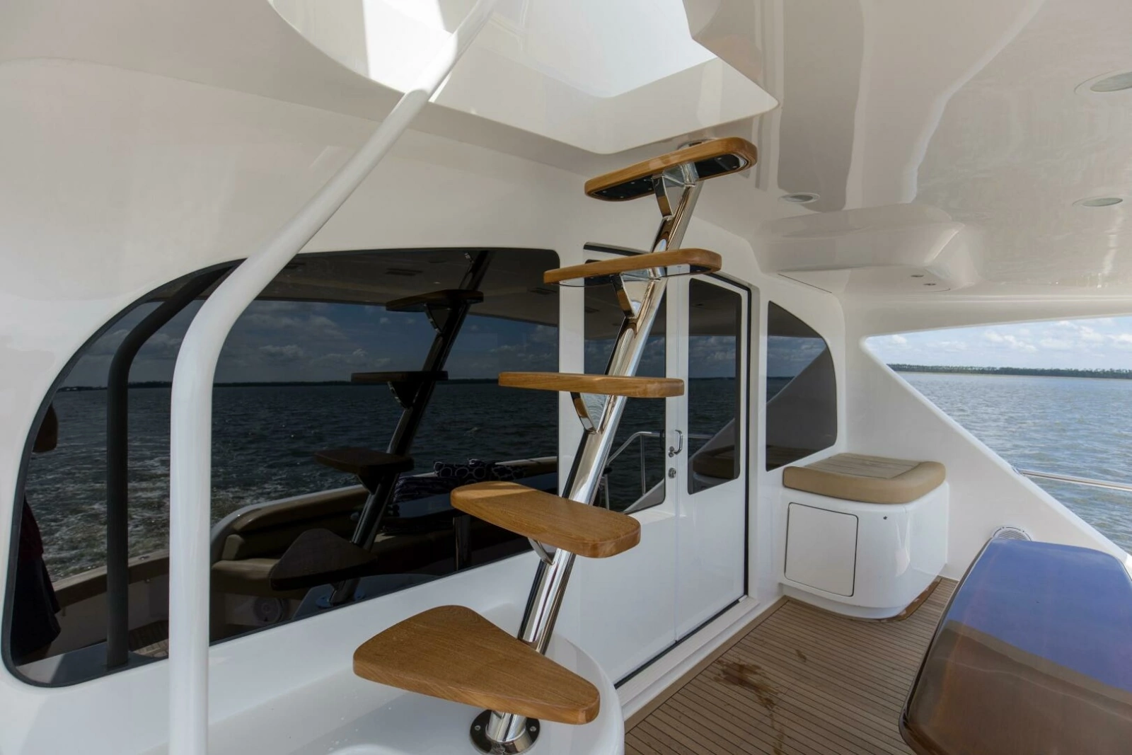 2016 92 Viking Enclosed Bridge Touche Stern Deck (8)