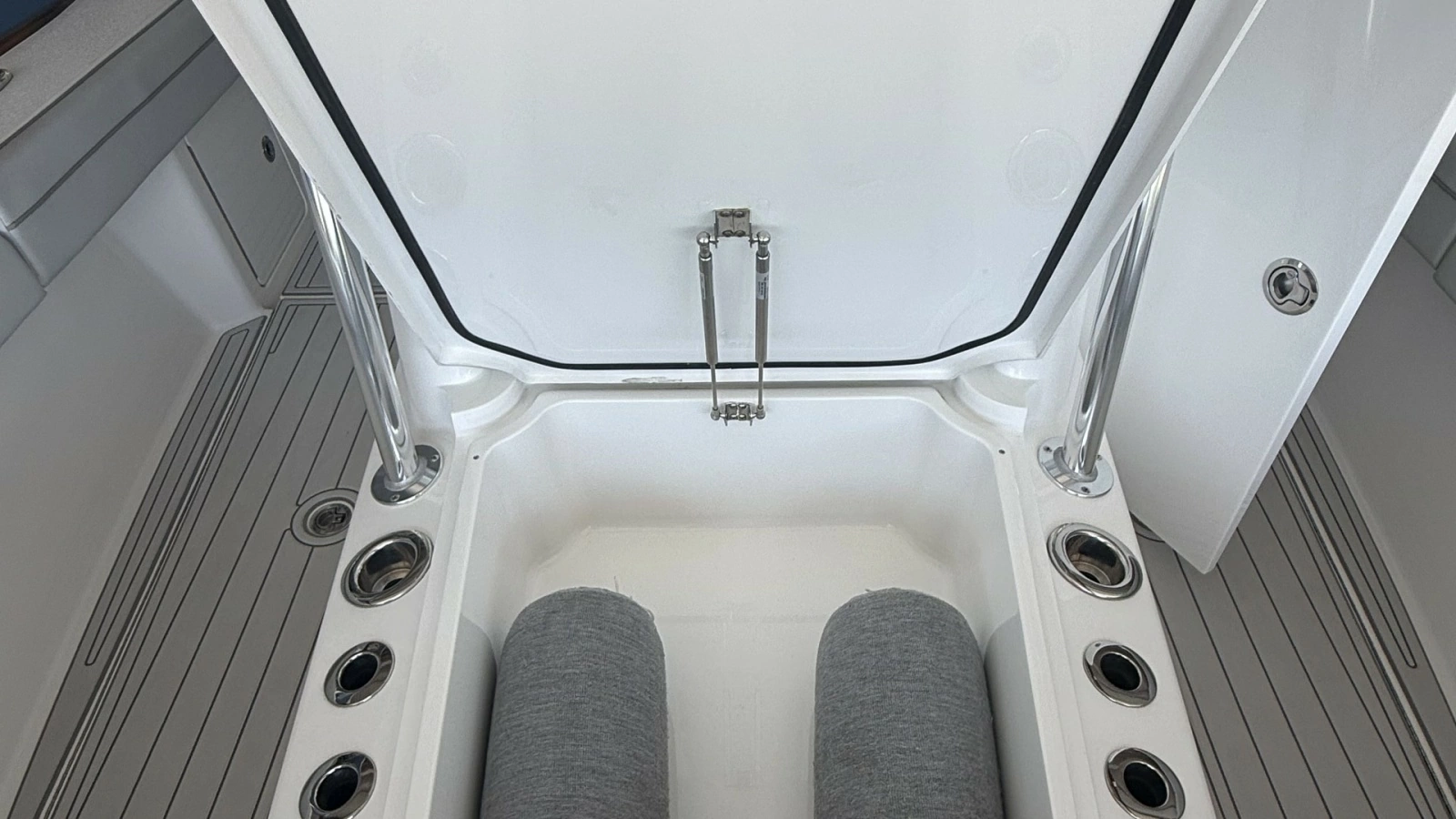 2025 29 Valhalla Boatworks V-29 Gunpowder Helm Seating Storage