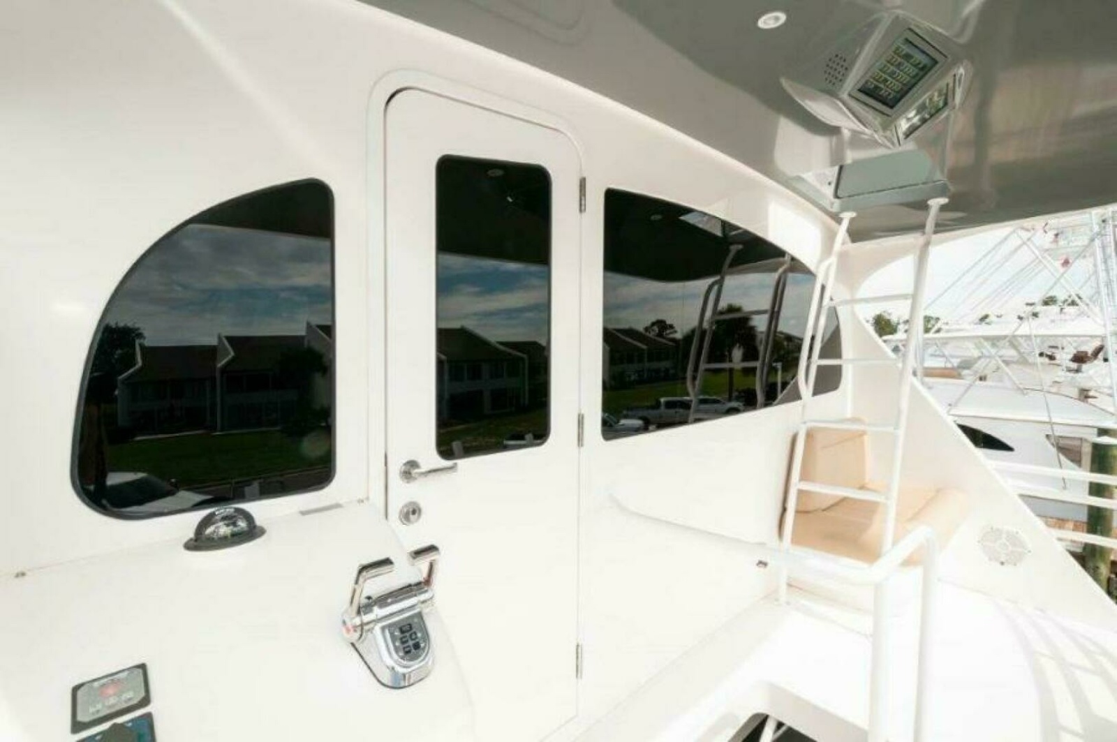 2012 76 Viking Sky Bridge Barefoot Drive Flybridge (1)