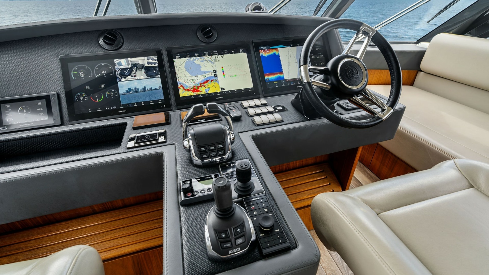 Enclosed Bridge Helm Station