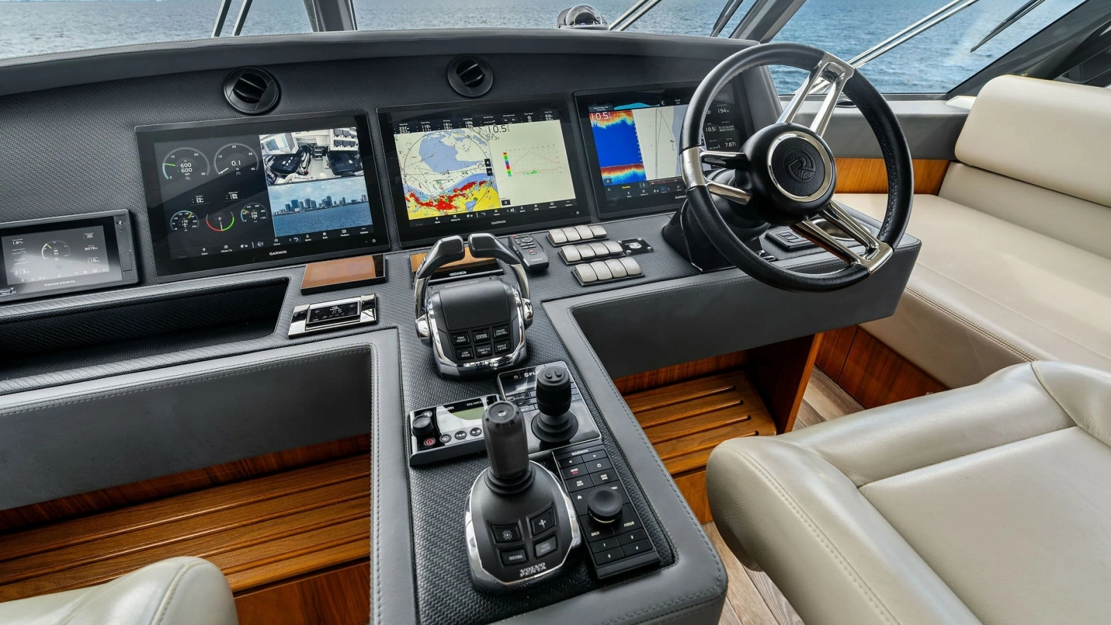 Enclosed Bridge Helm Station