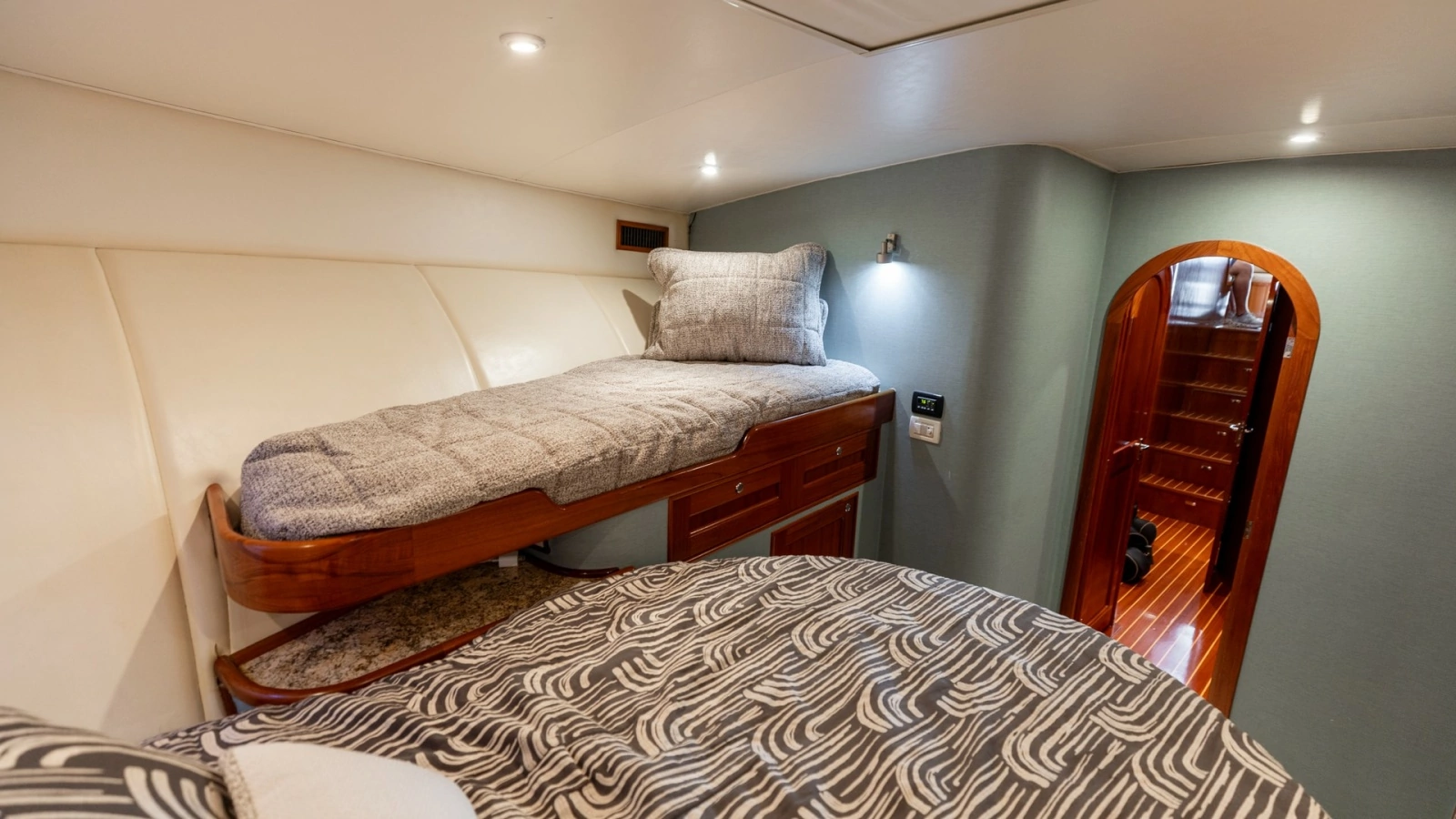 Cozy Guest Cabin with Twin Berths