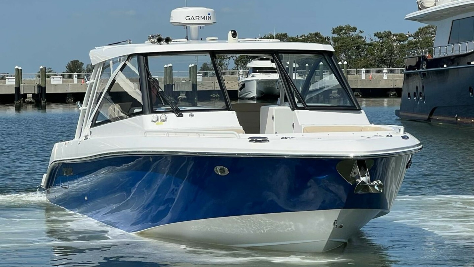34' 2019 Everglades 340 Dual Console