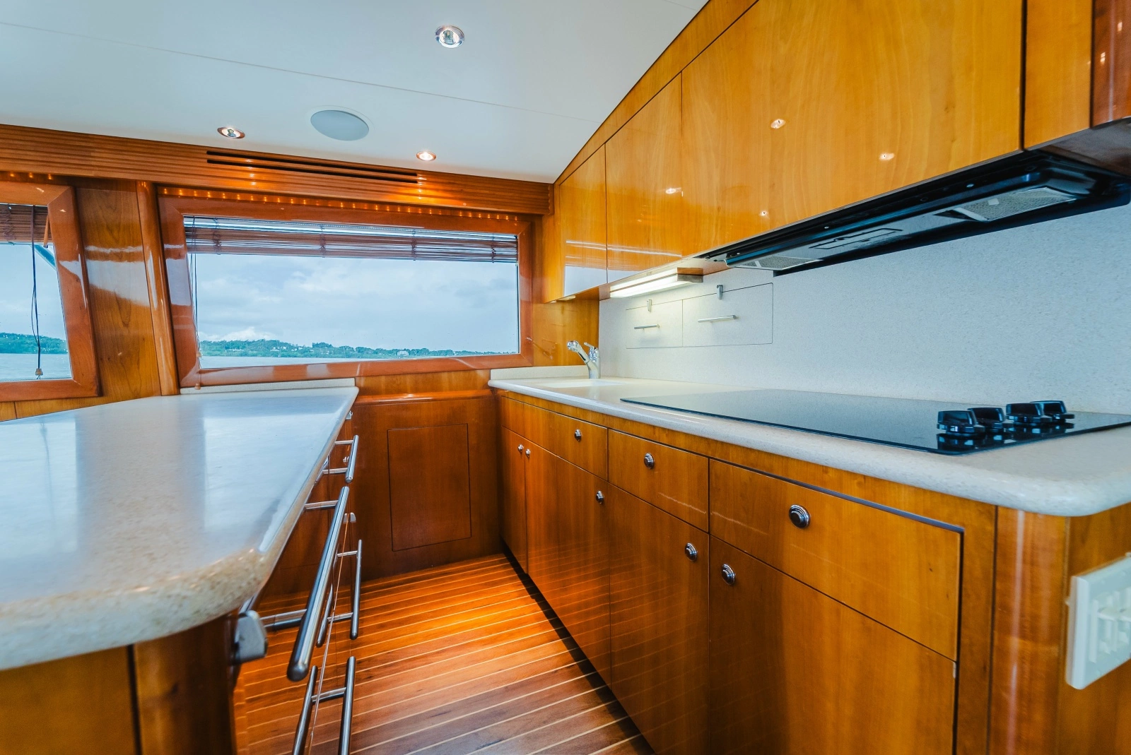 2005 Hatteras 60 Convertible