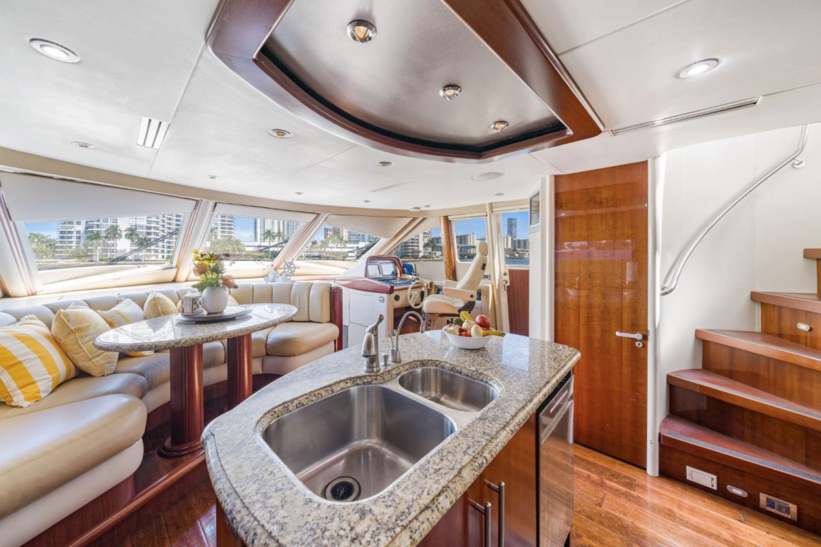 2004 Lazzara Yachts 80 Open Fly