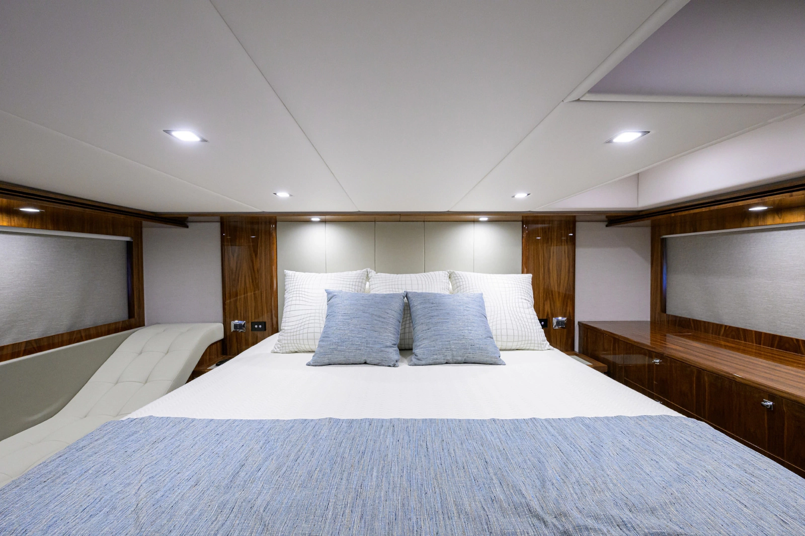 2023 Riviera 5400 Sport Yacht