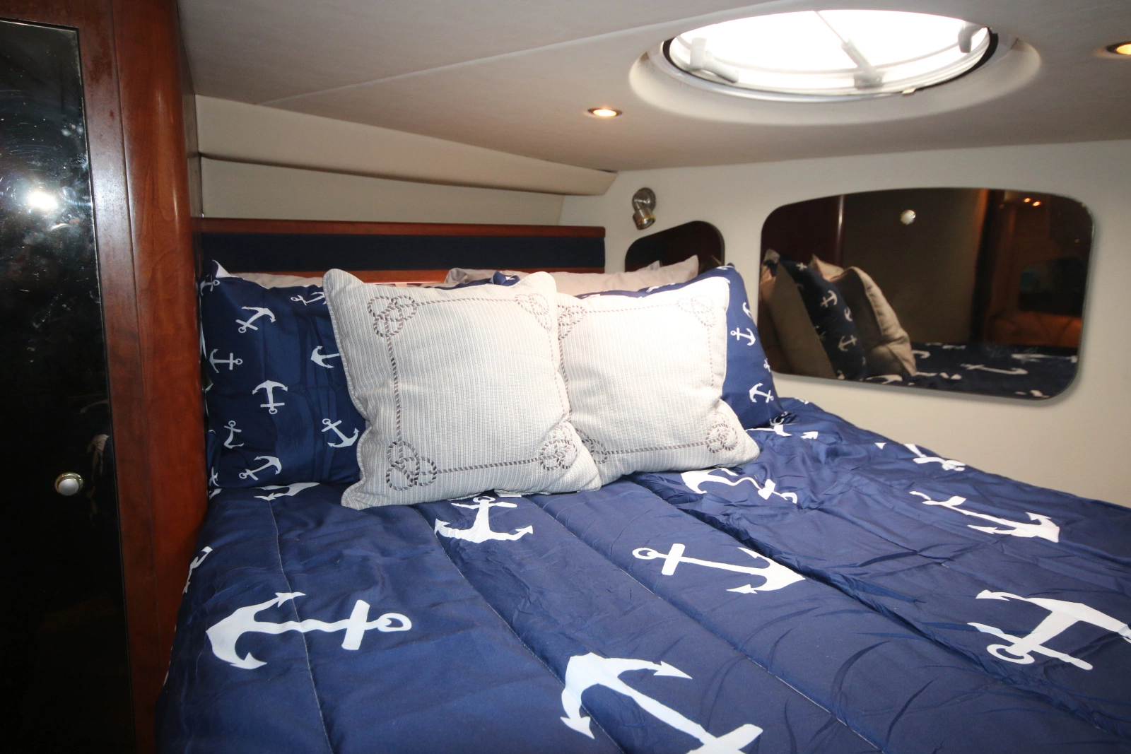 2004 Cruisers Yachts 370