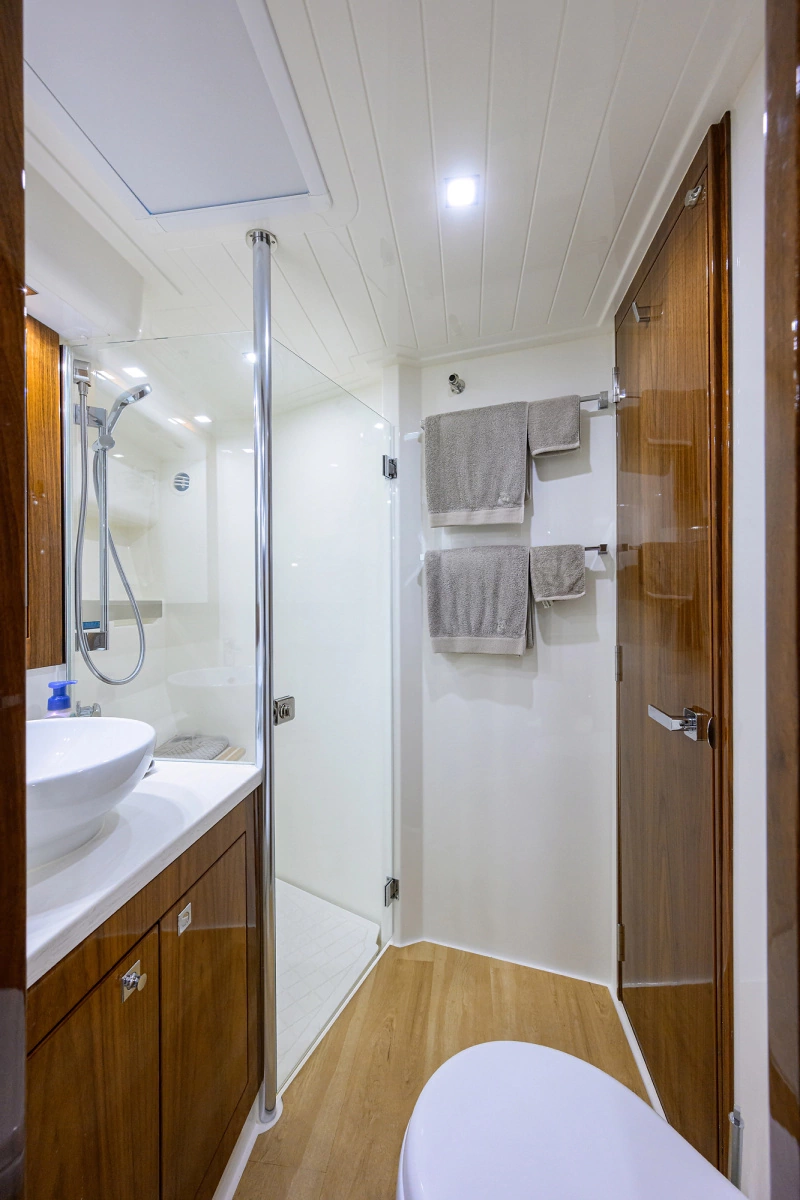 2019 Riviera 5400 Sport Yacht