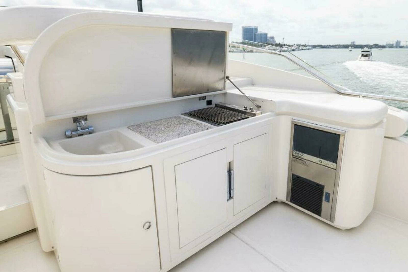 2001 Ferretti 94 Raised Pilothouse - Dreamchaser -Flybridge