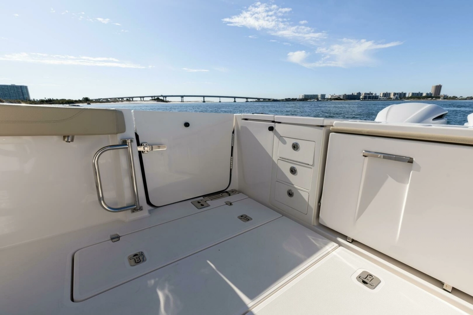 2019 Pursuit S 368 Moon Dogg Door