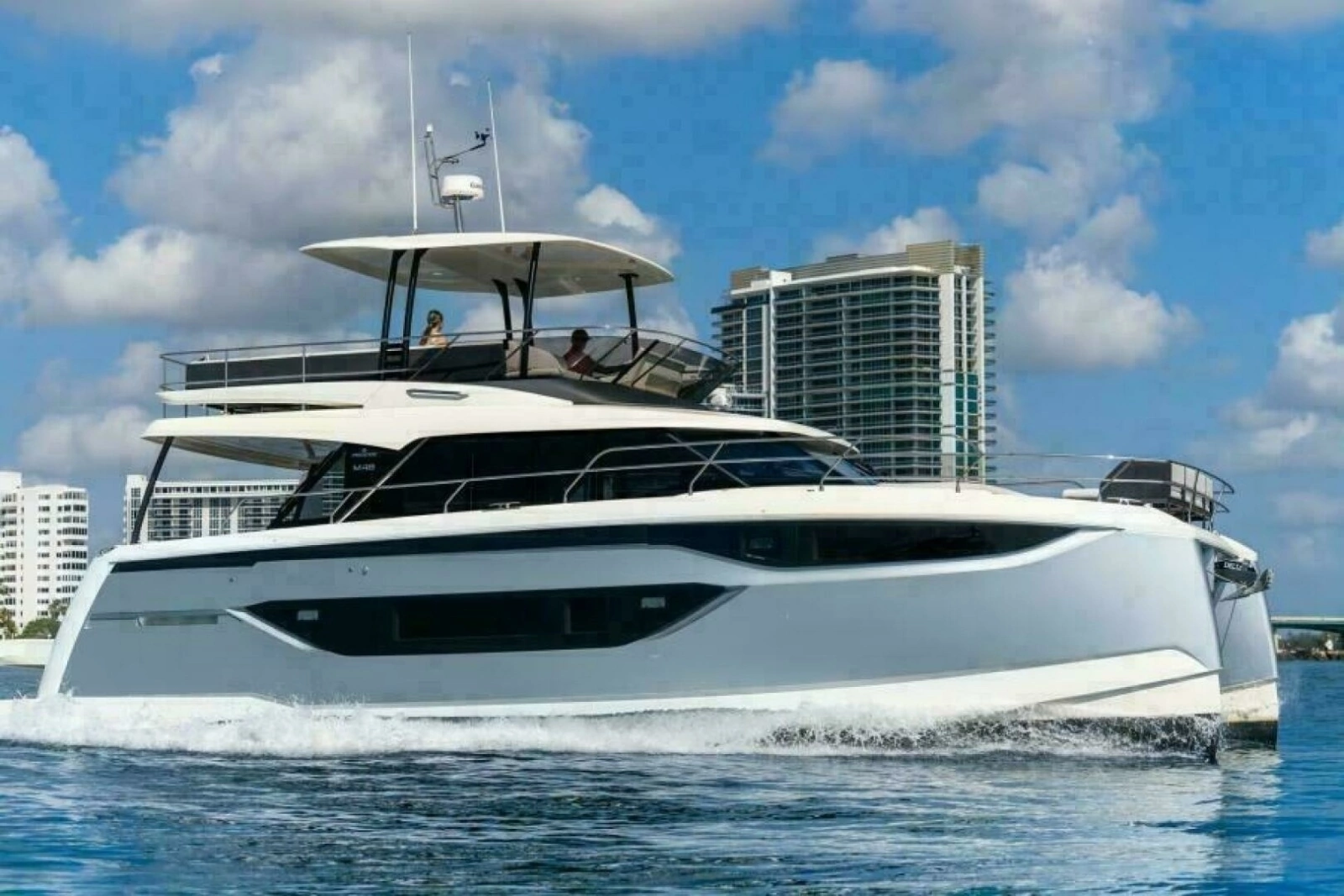 Prestige M48 Starboard Profile