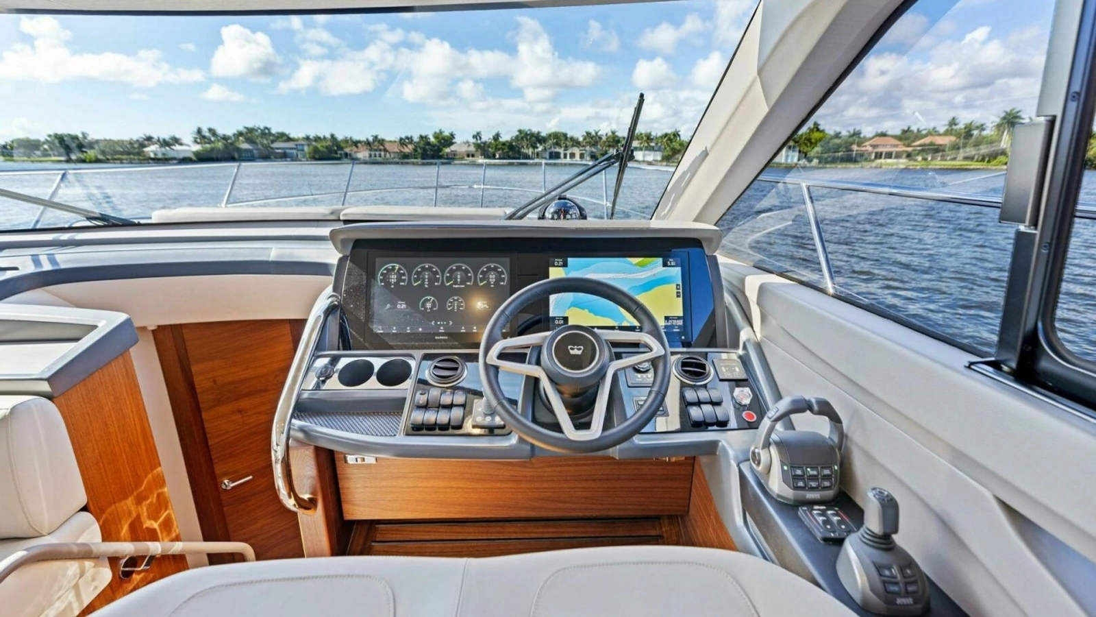 2025 Princess F50 Flybridge Helm