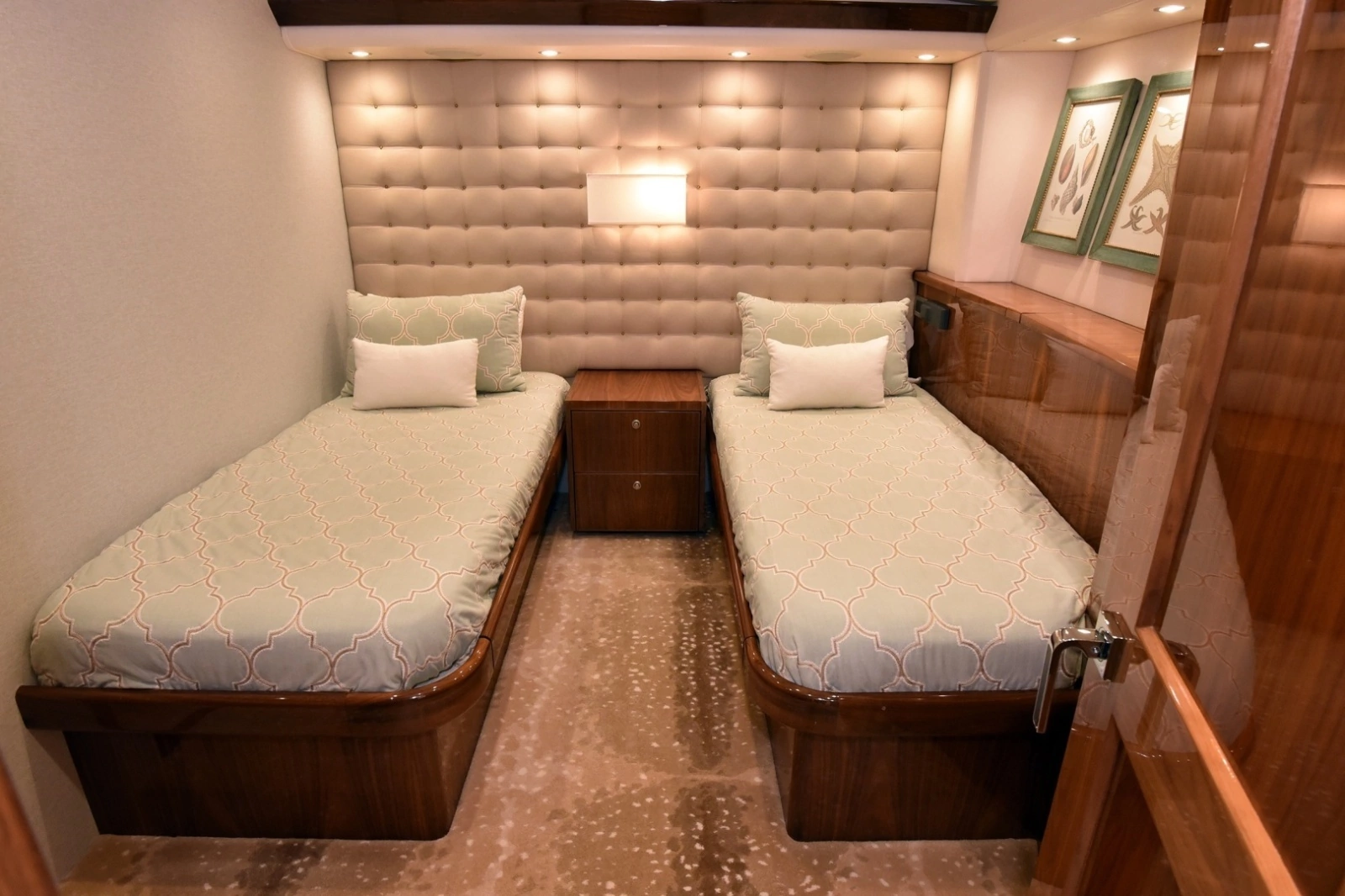 2019 Viking 80 Skybridge