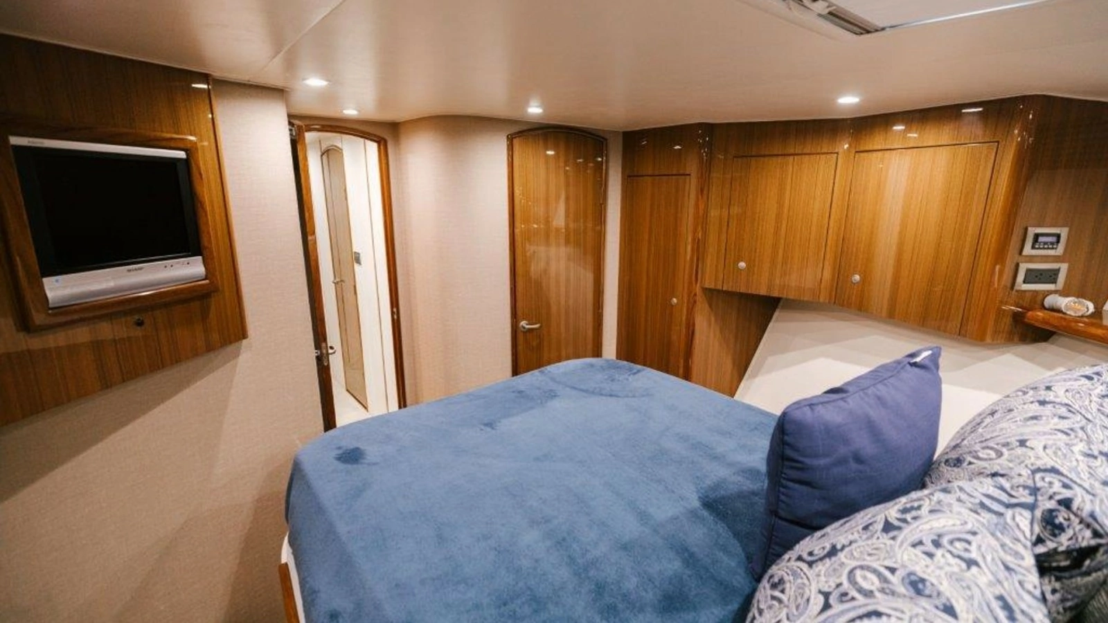 2007 64 Viking CNV Evil Eyes Forward Stateroom (1)