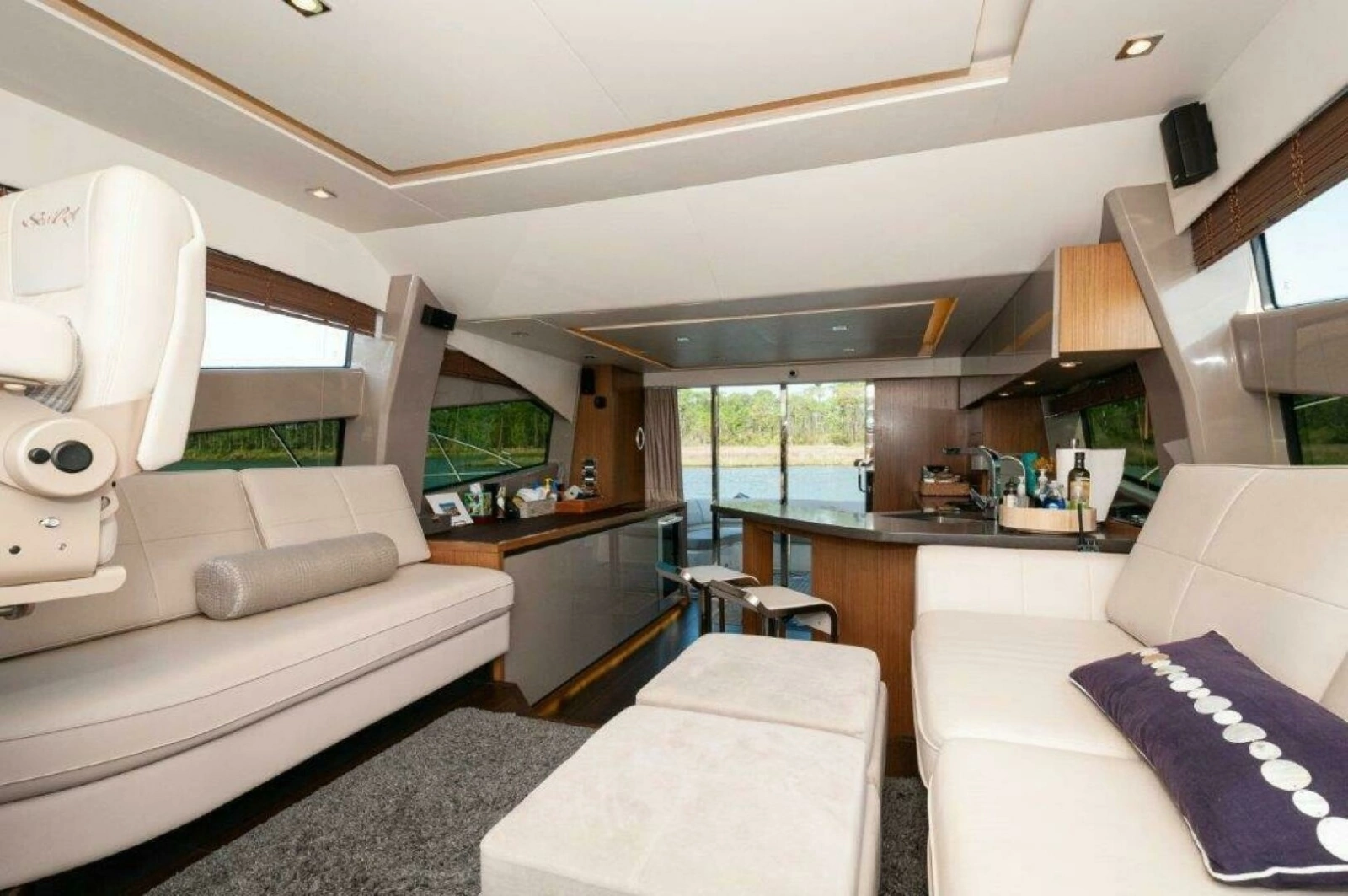 2018 Sea Ray L550 Flybridge-Salon