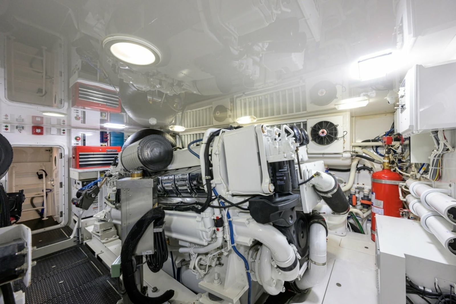 Viking 70 DESPERADO - Engine Room