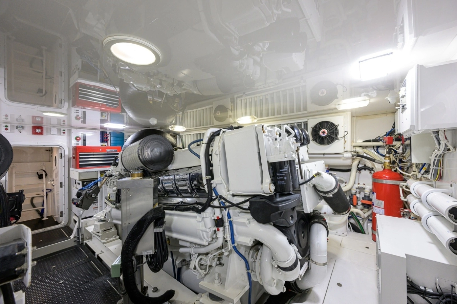 Viking 70 DESPERADO - Engine Room