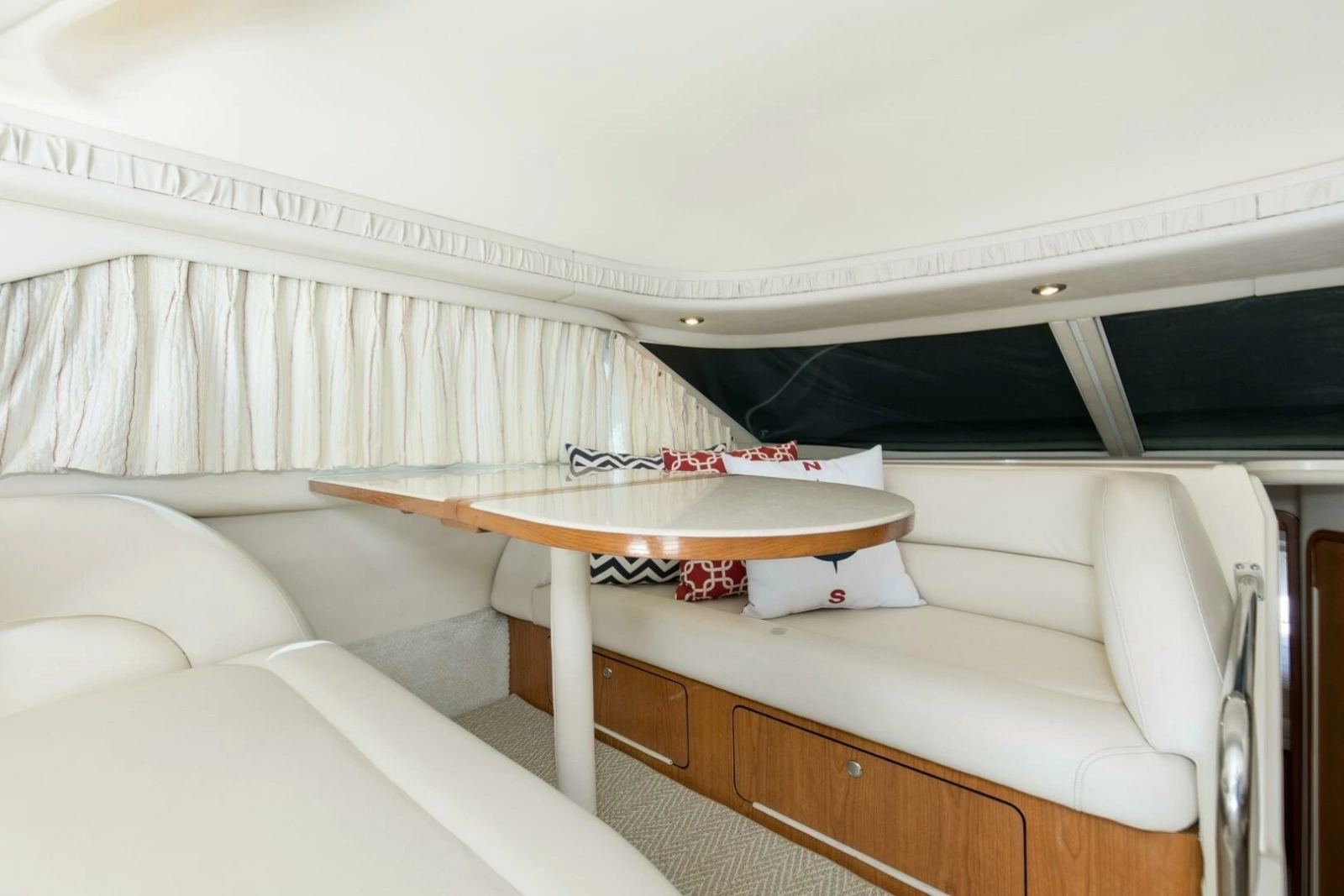 2000 40 Sea Ray 400 Sedan Bridge Silver Lining Dining