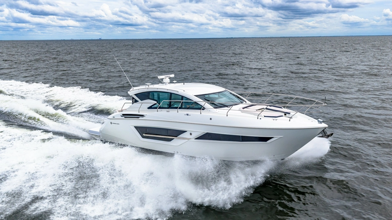 Cruisers Yachts Cantius 46 in Motion