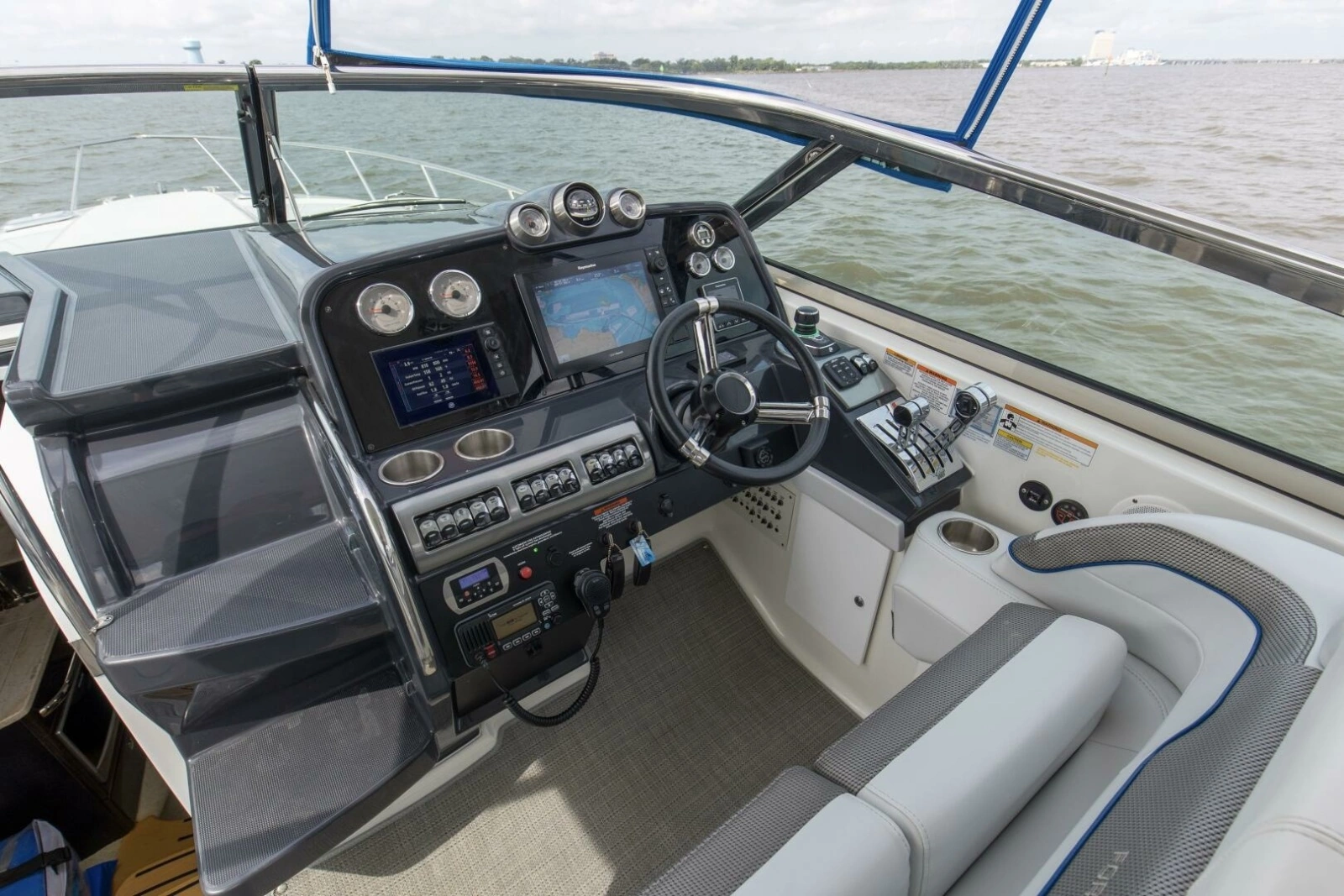 2017 37 Formula 370 SS Bluebird Helm (4)