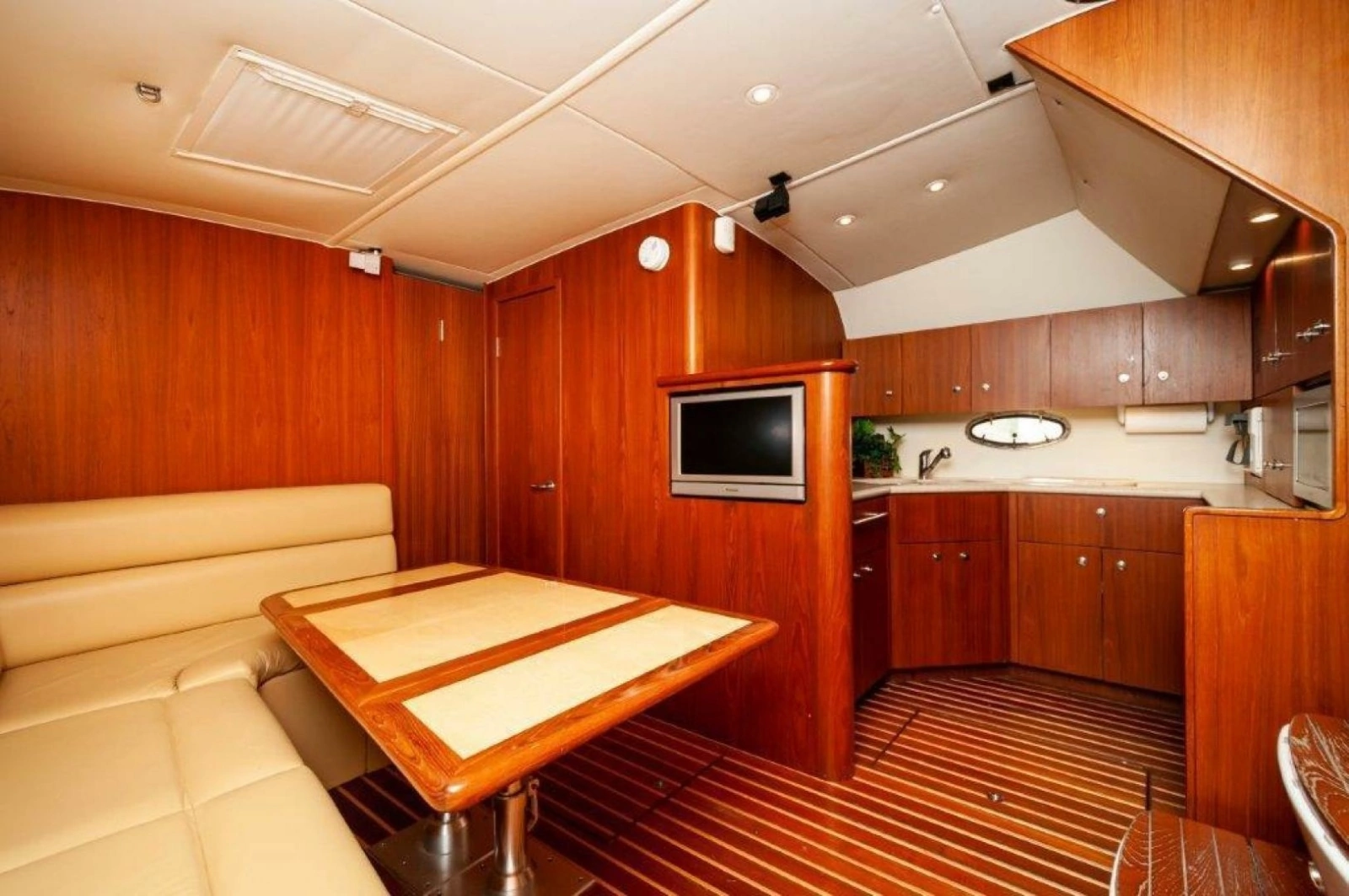 2003 Tiara Yachts 4200 Open  Kingfisher Salon 4