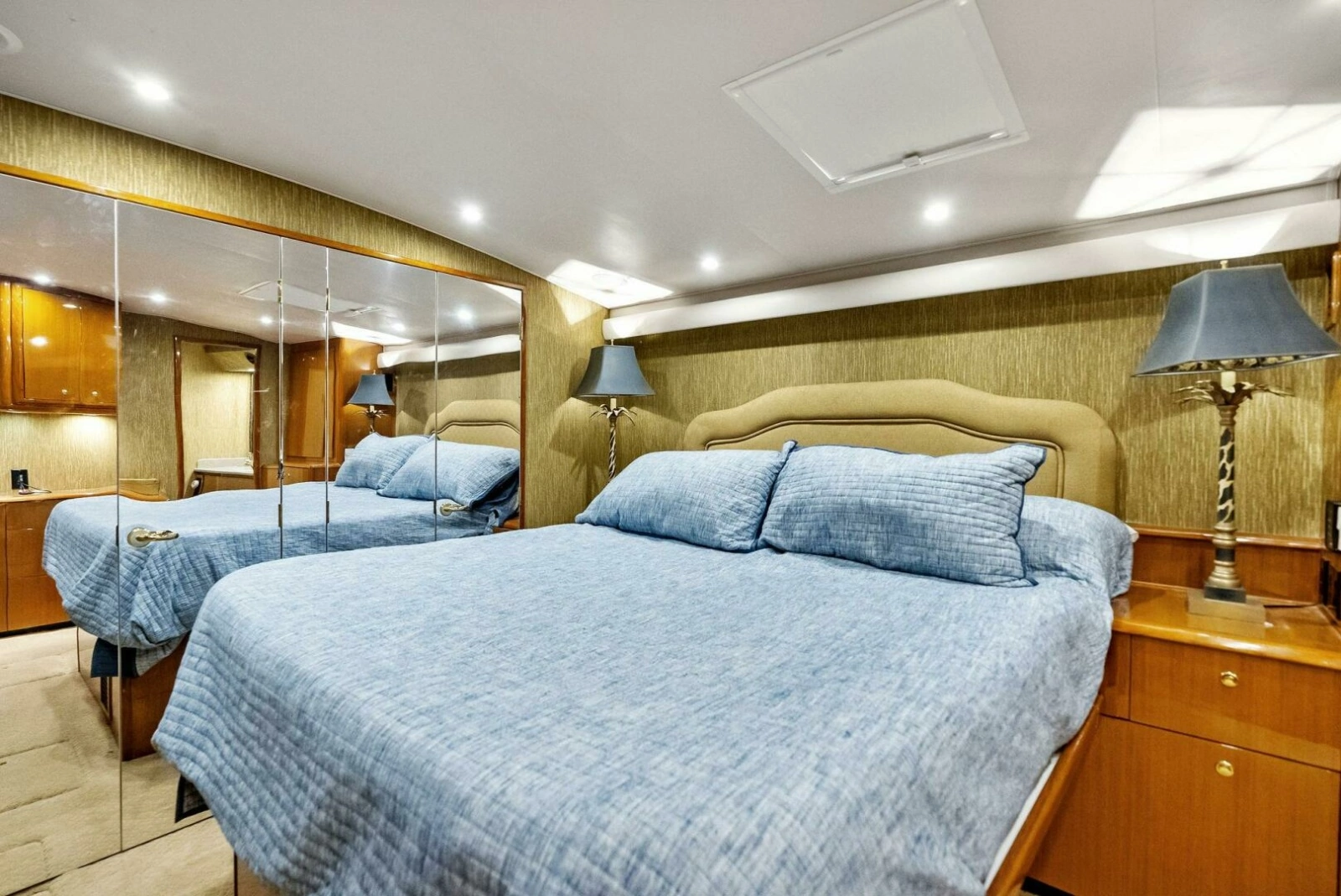2002 Viking 65 Convertible photo 3