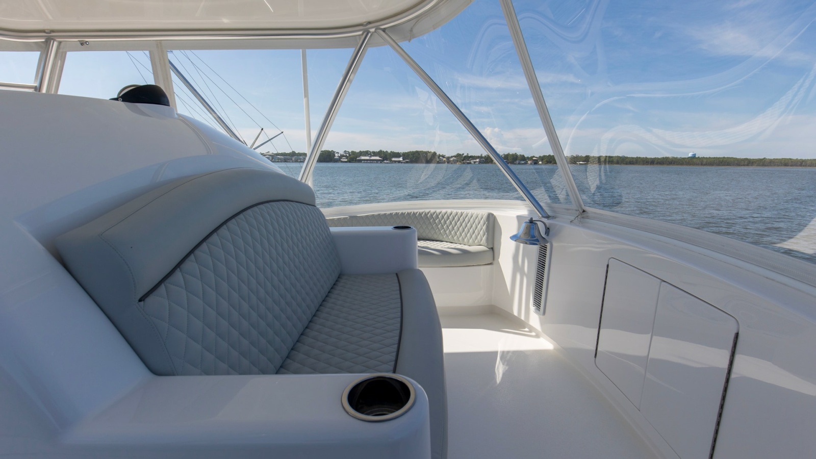 Flybridge Seating with Panoramic Views