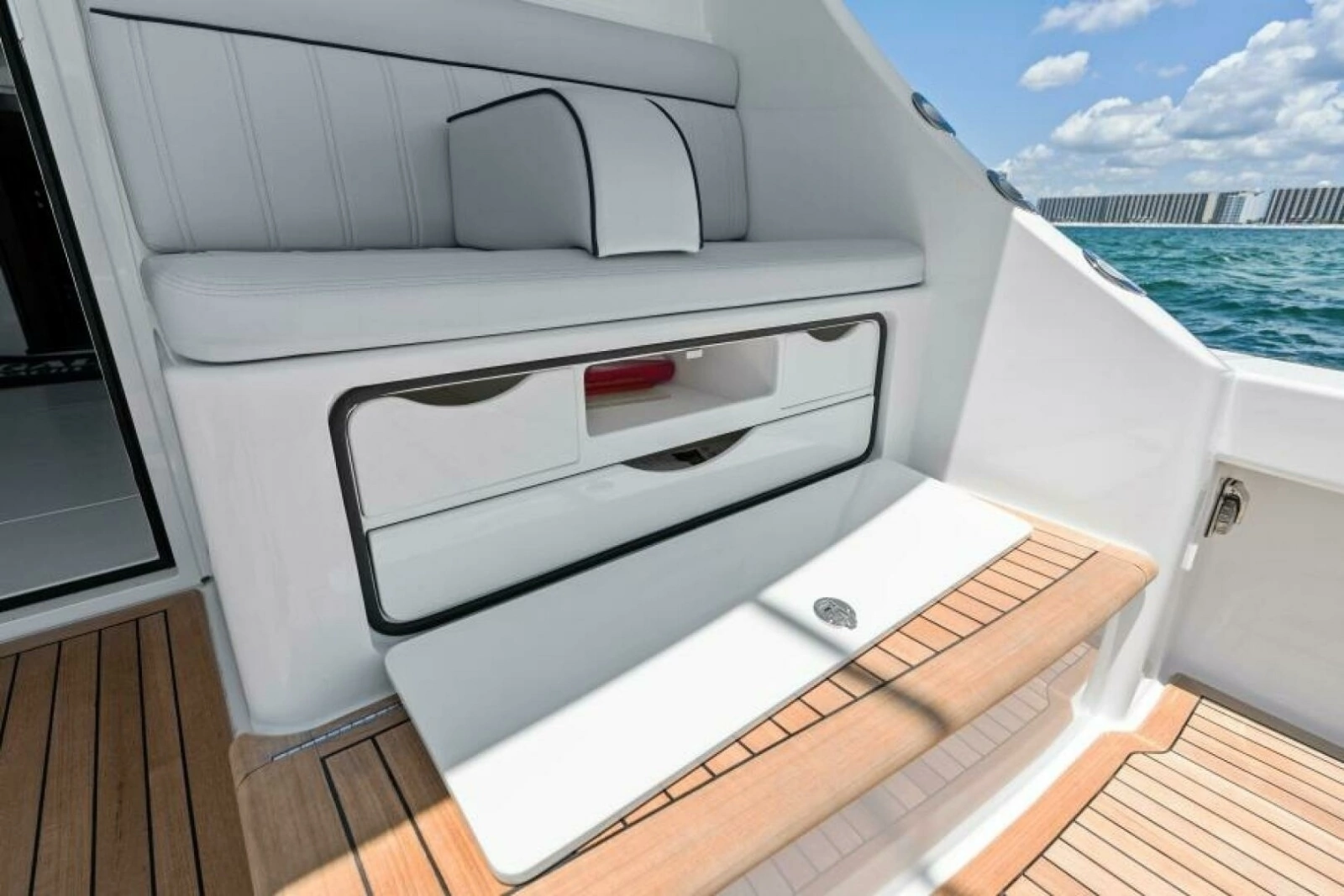 2026 Viking 46 Billfish Cockpit