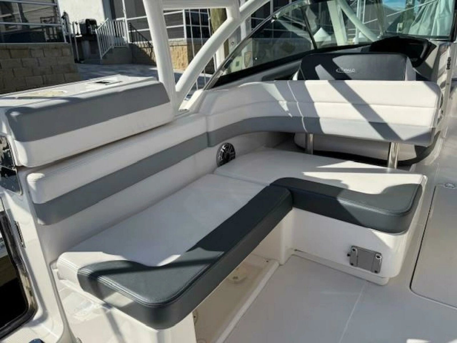 2021 Robalo R317 photo 3