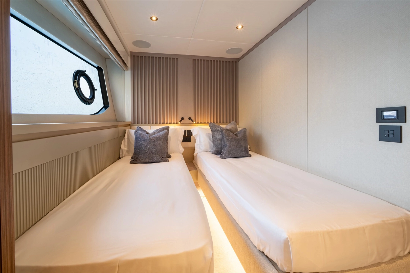 82 OCEAN ENCLOSED 82ft Sunseeker Yacht For Sale