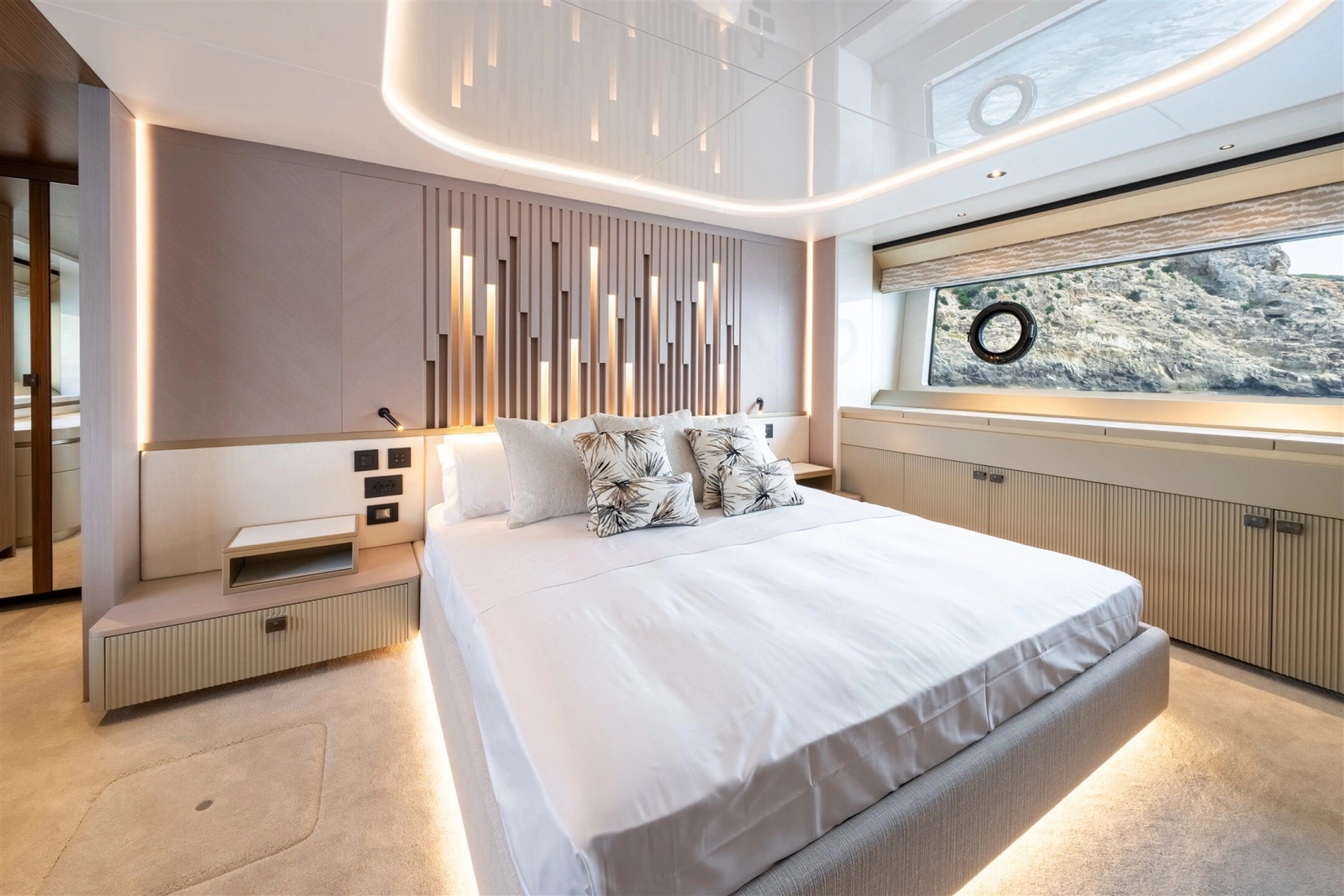 82 OCEAN ENCLOSED 82ft Sunseeker Yacht For Sale