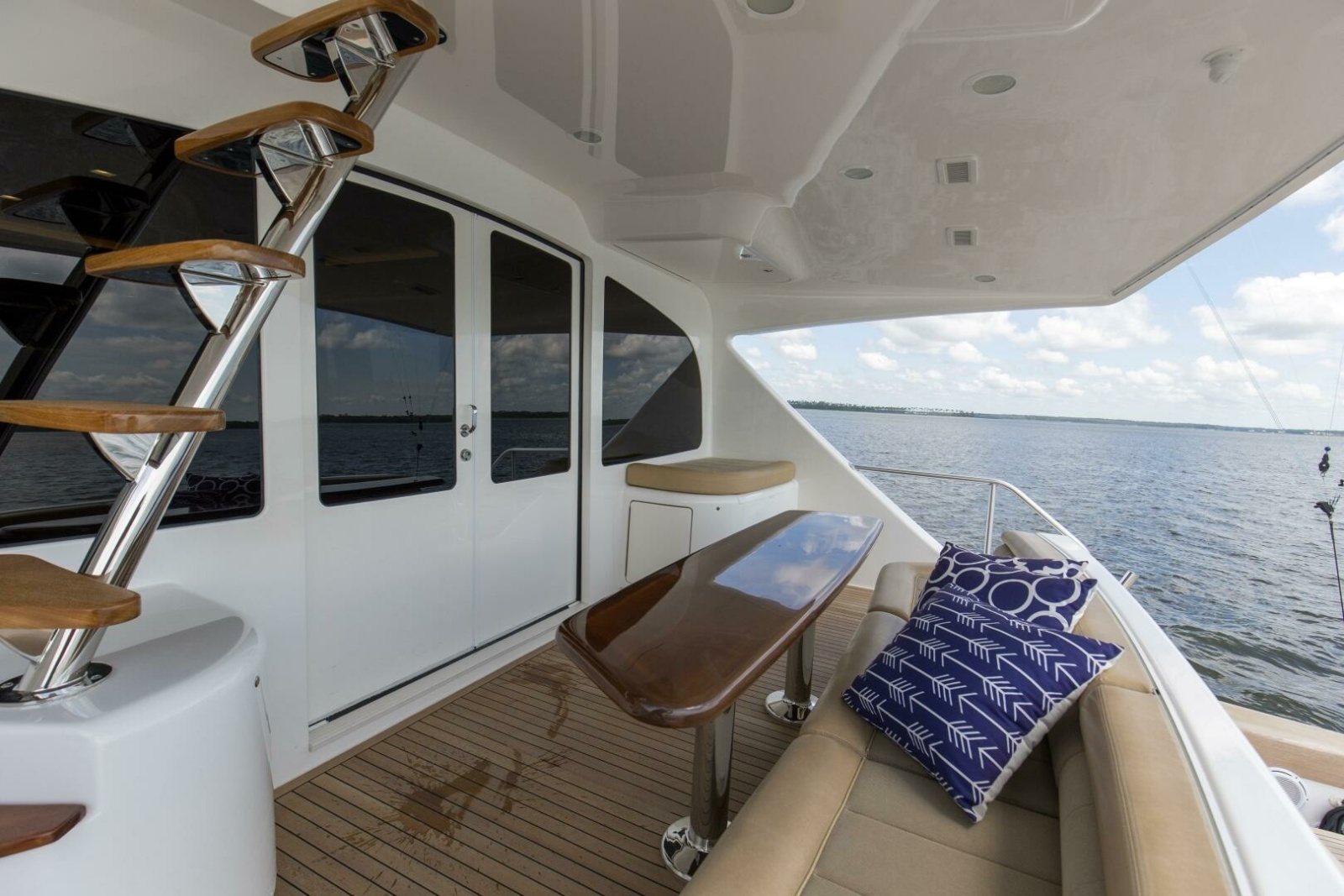 92' 2016 Viking 92 Enclosed Bridge