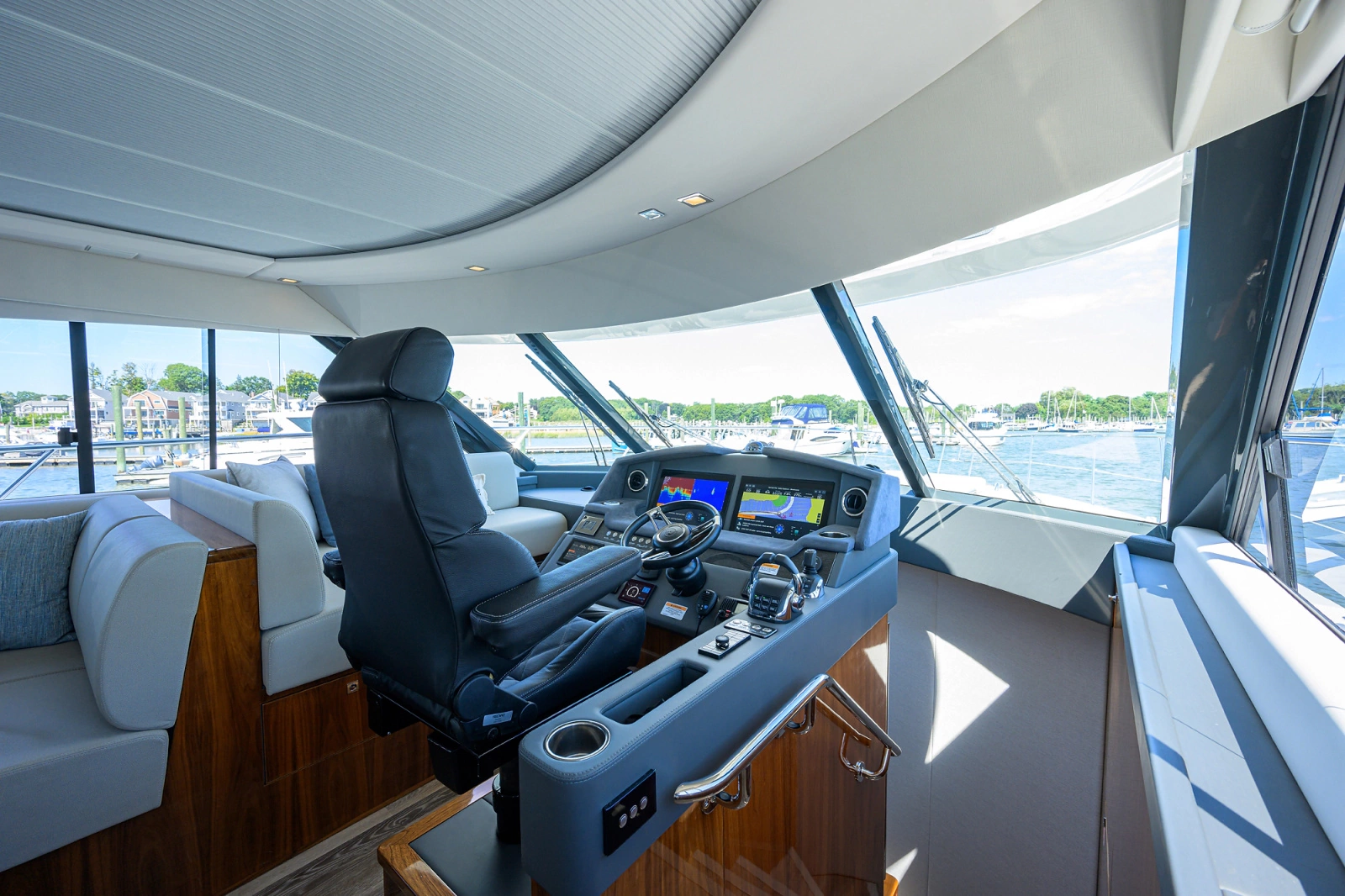 2023 Riviera 5400 Sport Yacht