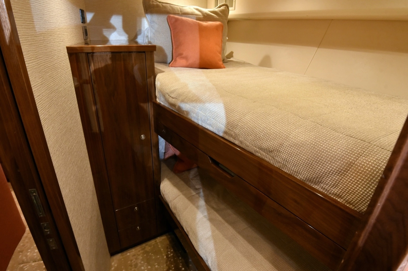 2019 Viking 80 Skybridge
