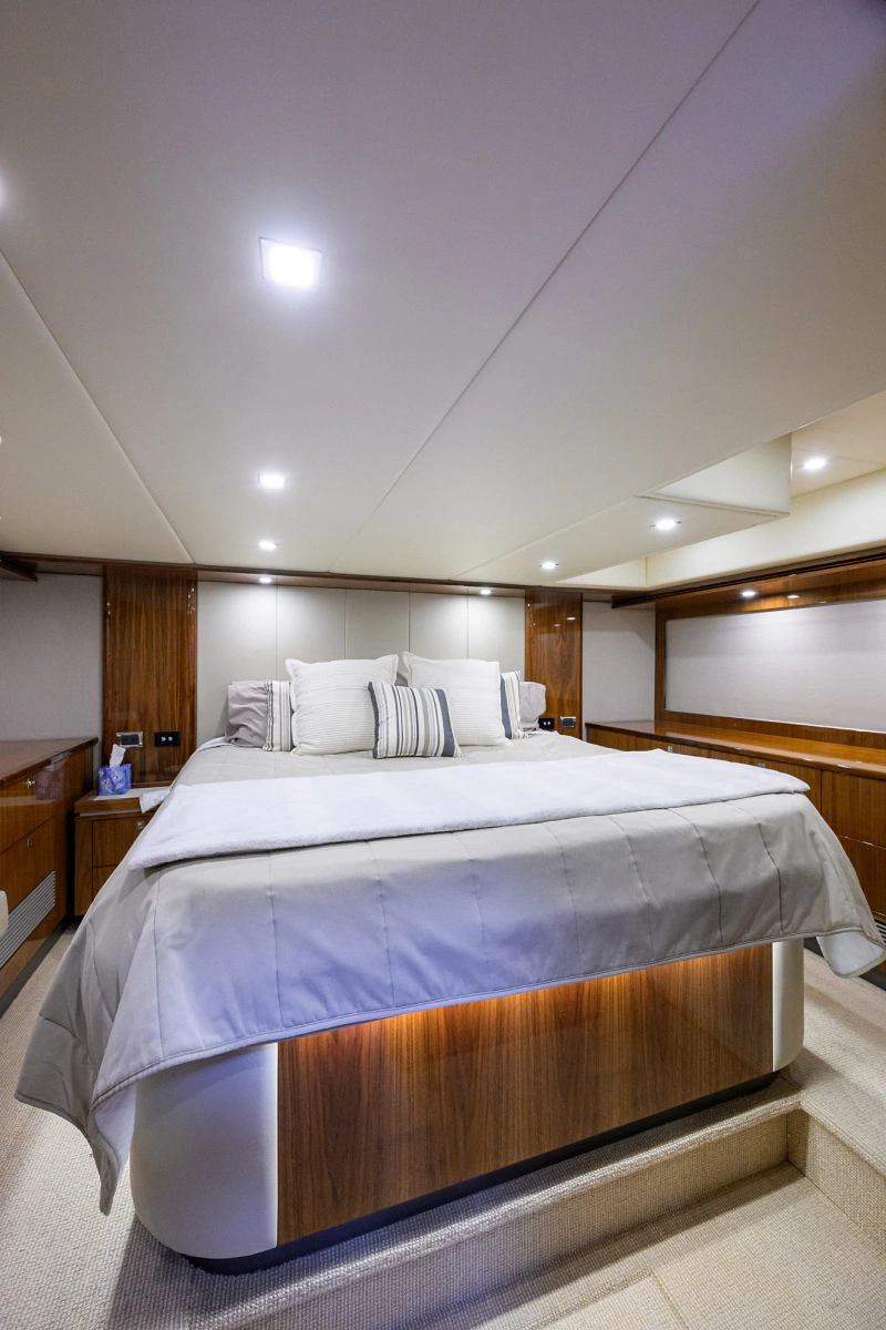 2019 Riviera 5400 Sport Yacht